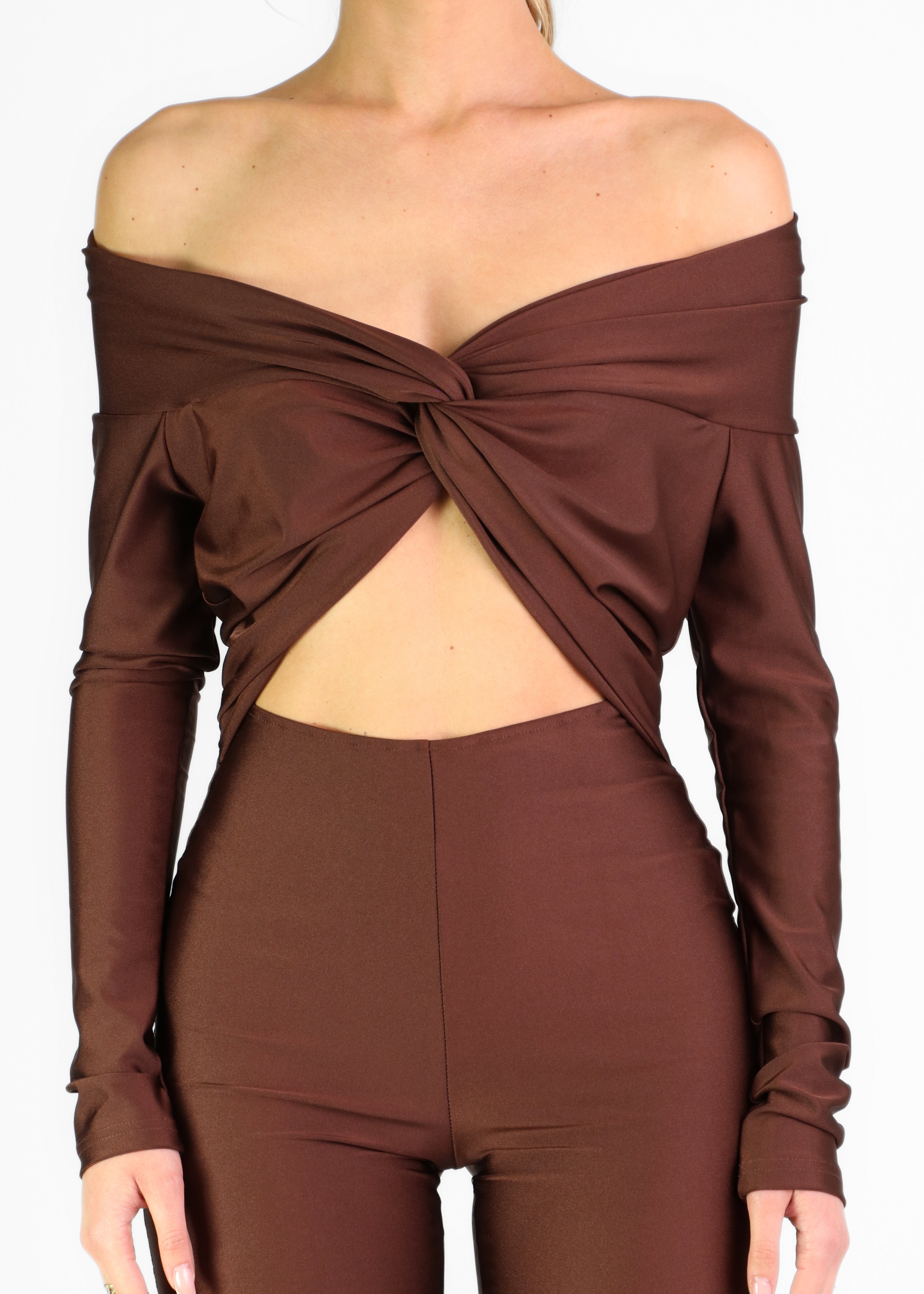 JULIA -  tuta jumpsuit marrone effetto lucido con scollo Bardot