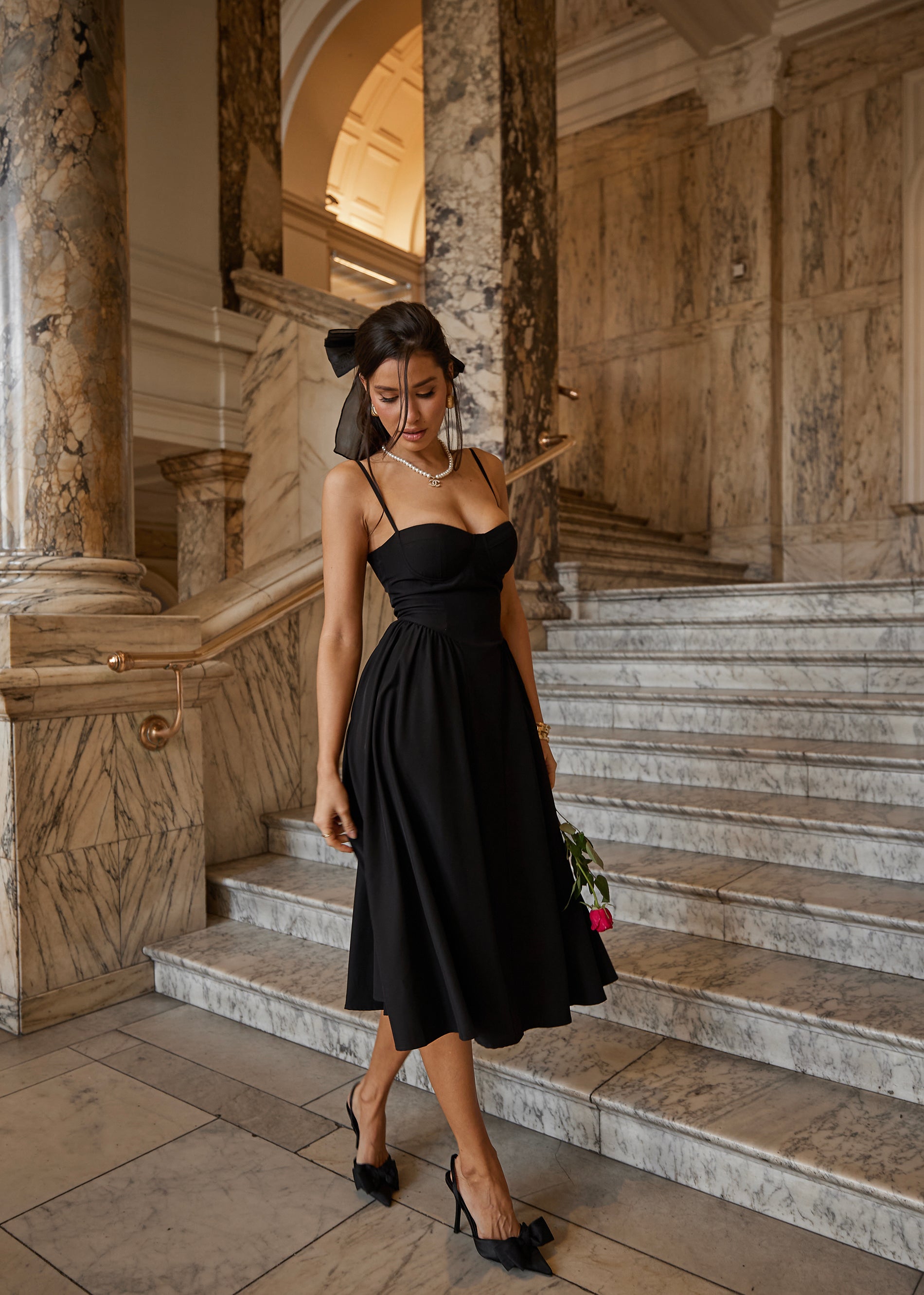 Vestito Nero Con Stivaletti Abito Midi Vestitini Con Stivaletti