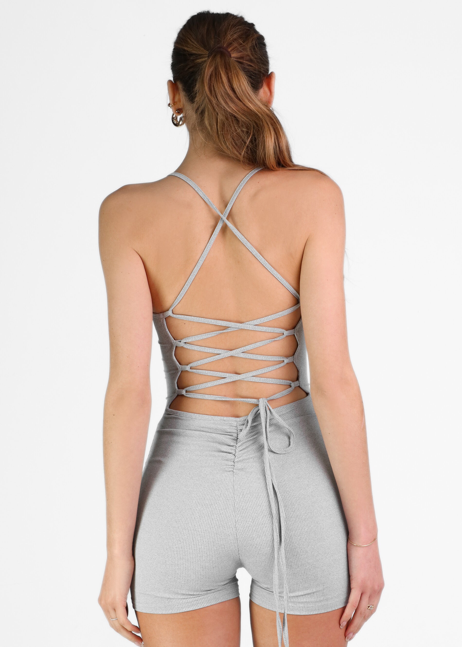 REMI - tuta jumpsuit corta con arricciatura e lacci posteriori.