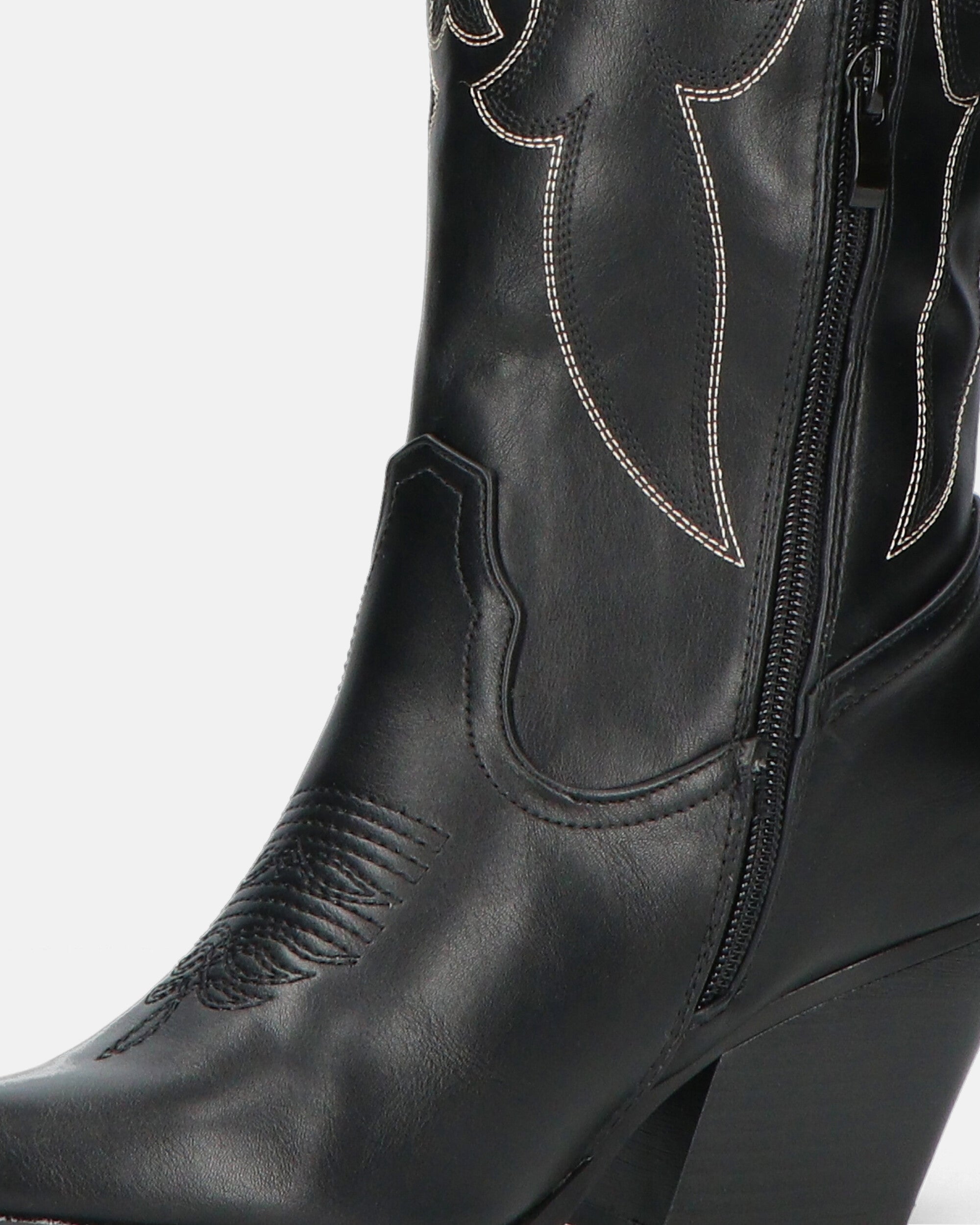 REJA - camperos alti neri con ricami in bianco