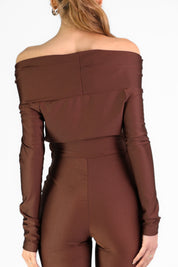 JULIA -  tuta jumpsuit marrone effetto lucido con scollo Bardot