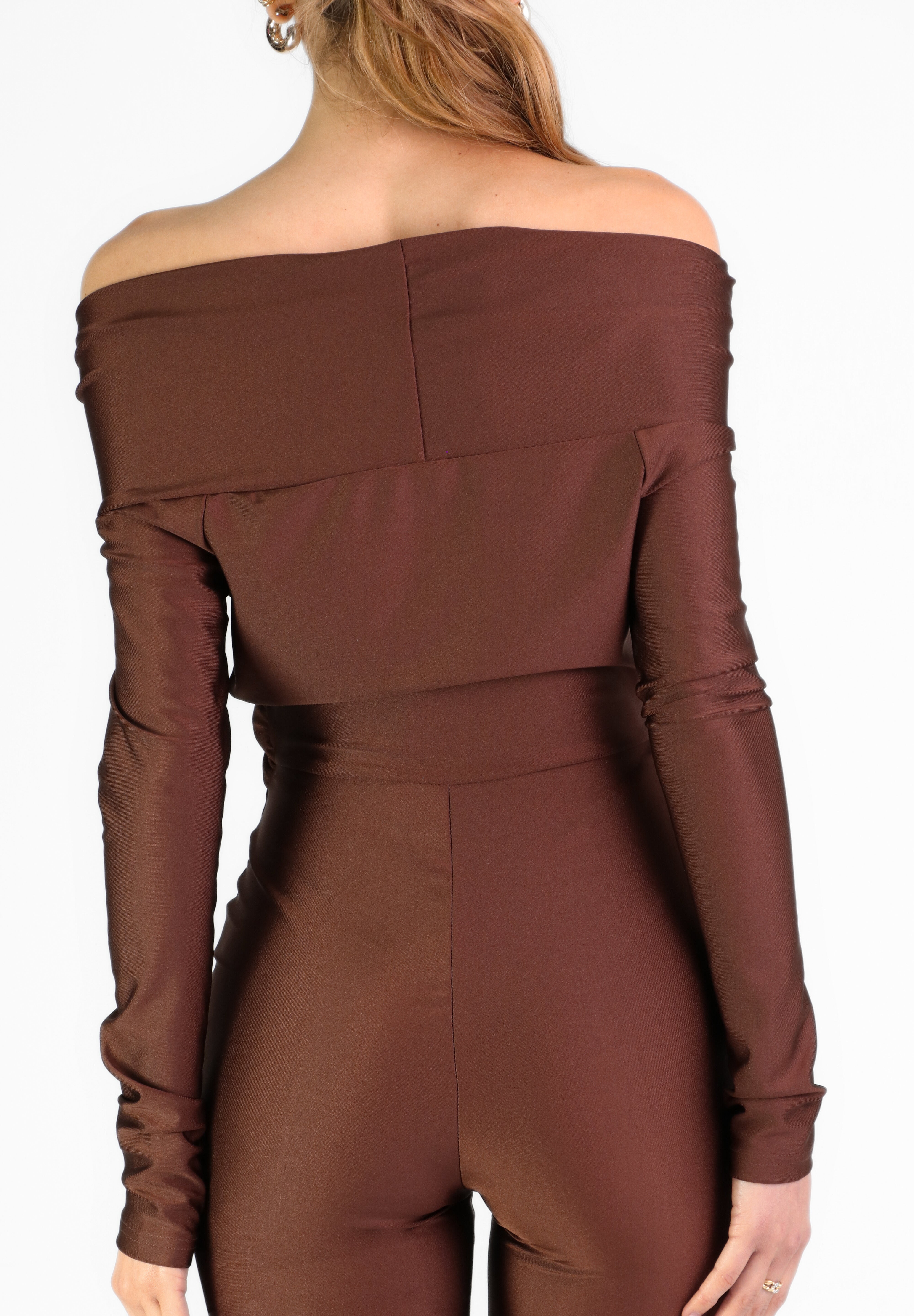 JULIA -  tuta jumpsuit marrone effetto lucido con scollo Bardot