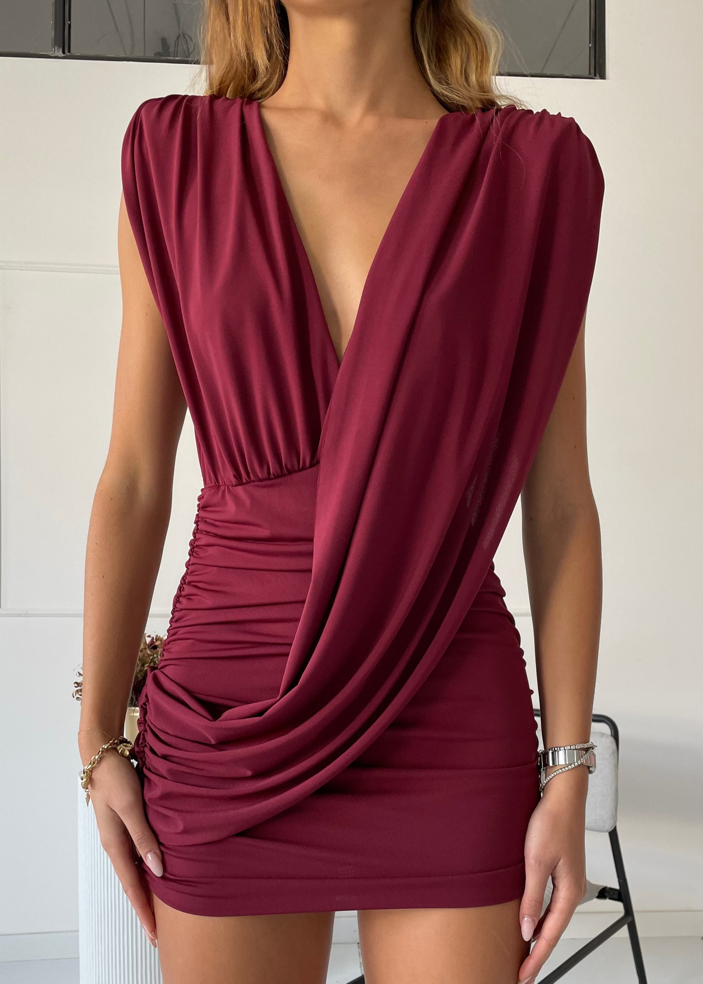 ALINA - vestito mini drappeggiato con scollo profondo in burgundy