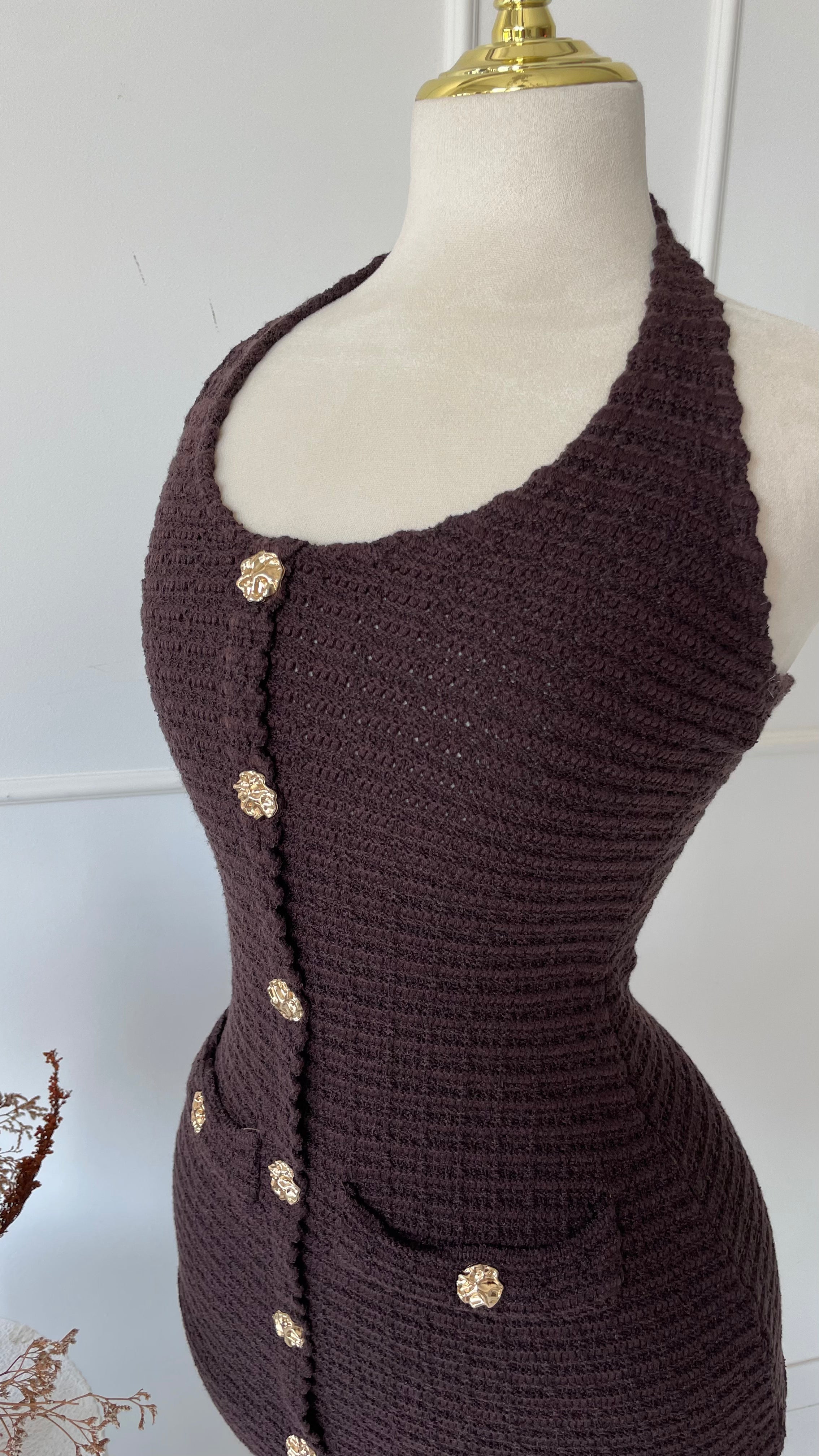 ALIX - mini abito effetto bouclè marrone con bottoni gioiello oro