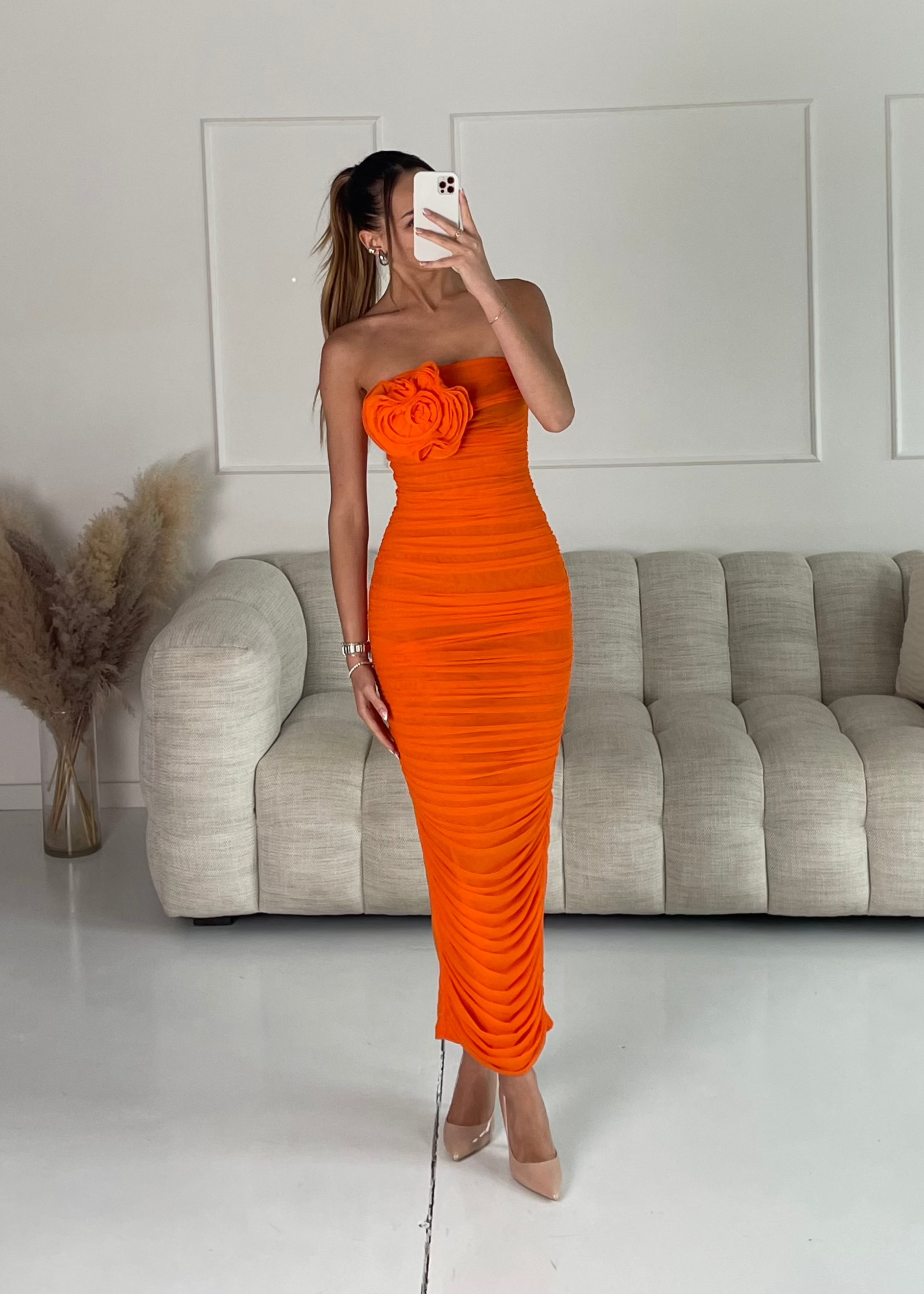 AMARIEL - vestito lungo arricciato arancione con fiore applicato