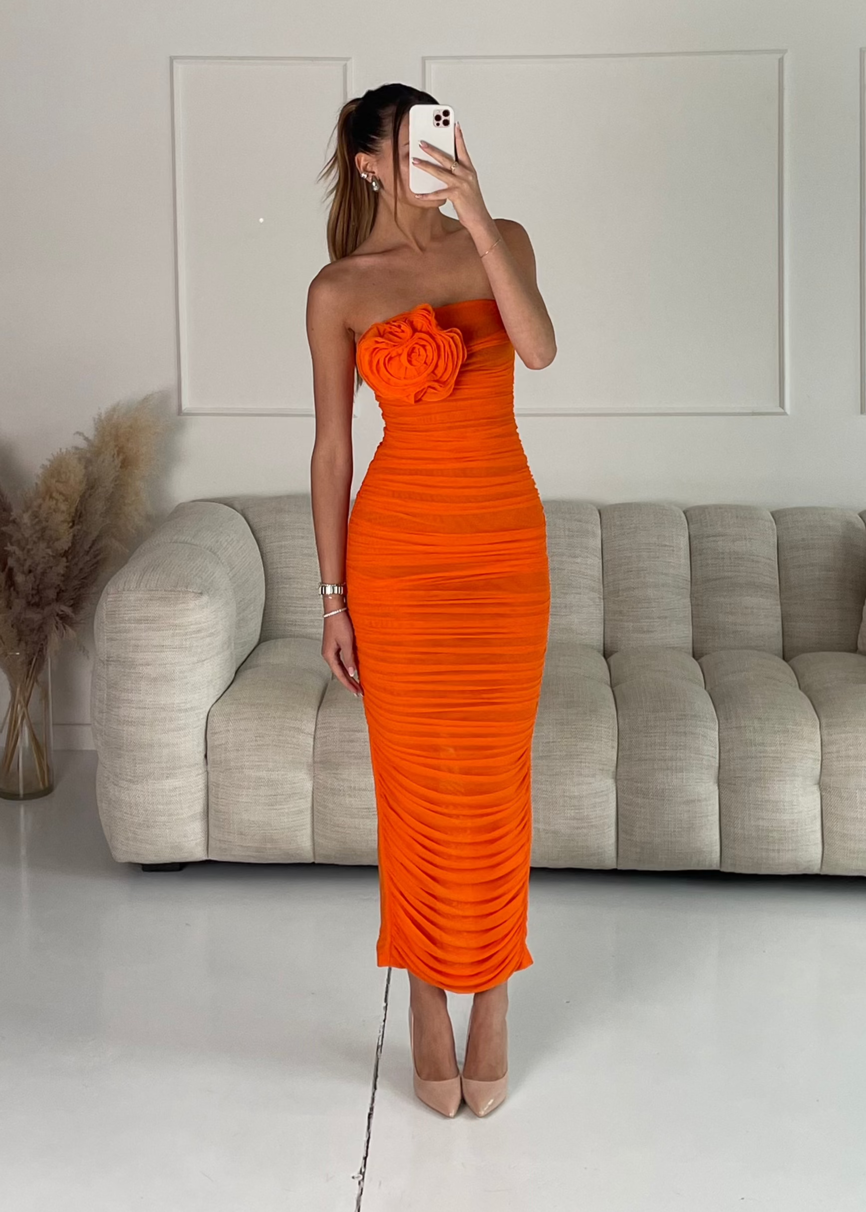 AMARIEL - vestito lungo arricciato arancione con fiore applicato