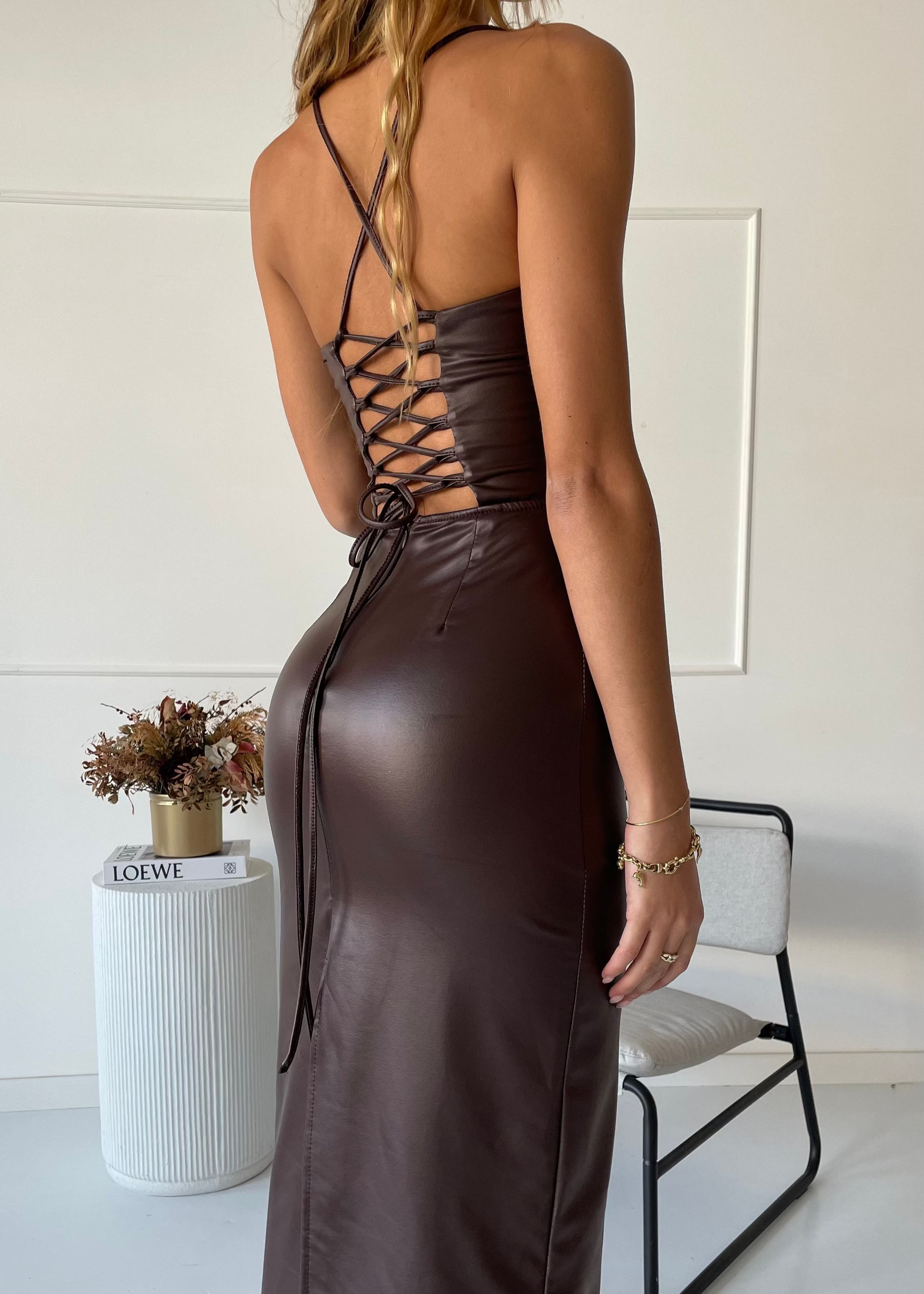 ASIA - vestito midi effetto pelle marrone con scollo allacciato sulla schiena