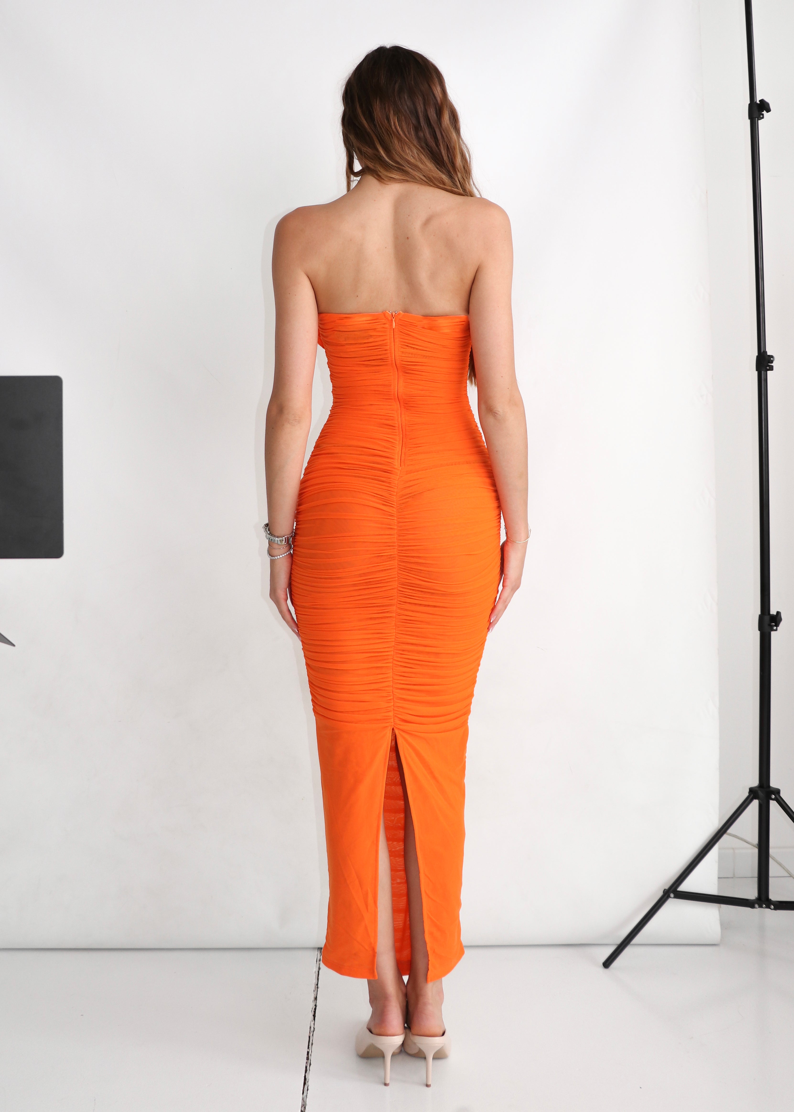 AMARIEL - vestito lungo arricciato arancione con fiore applicato