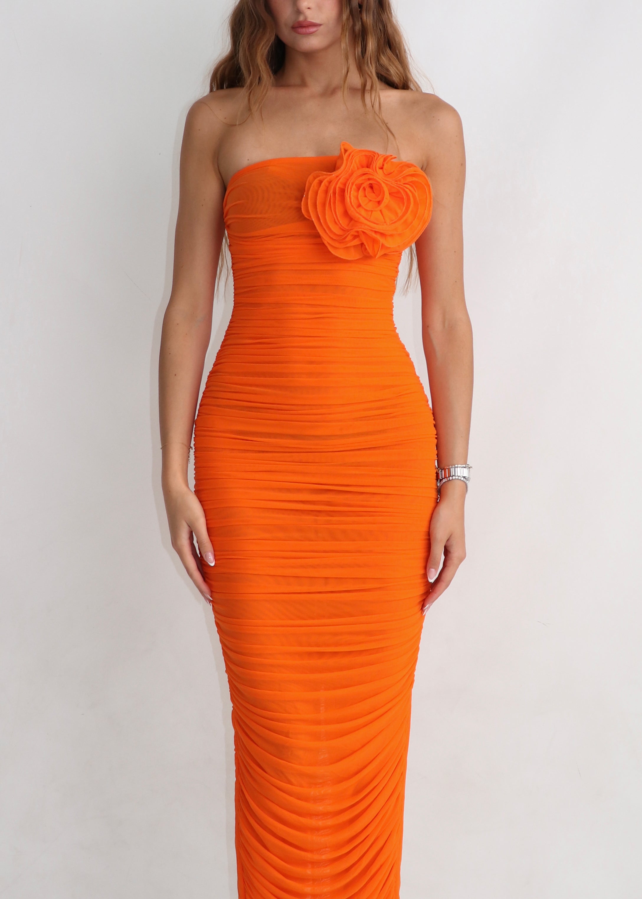 AMARIEL - vestito lungo arricciato arancione con fiore applicato