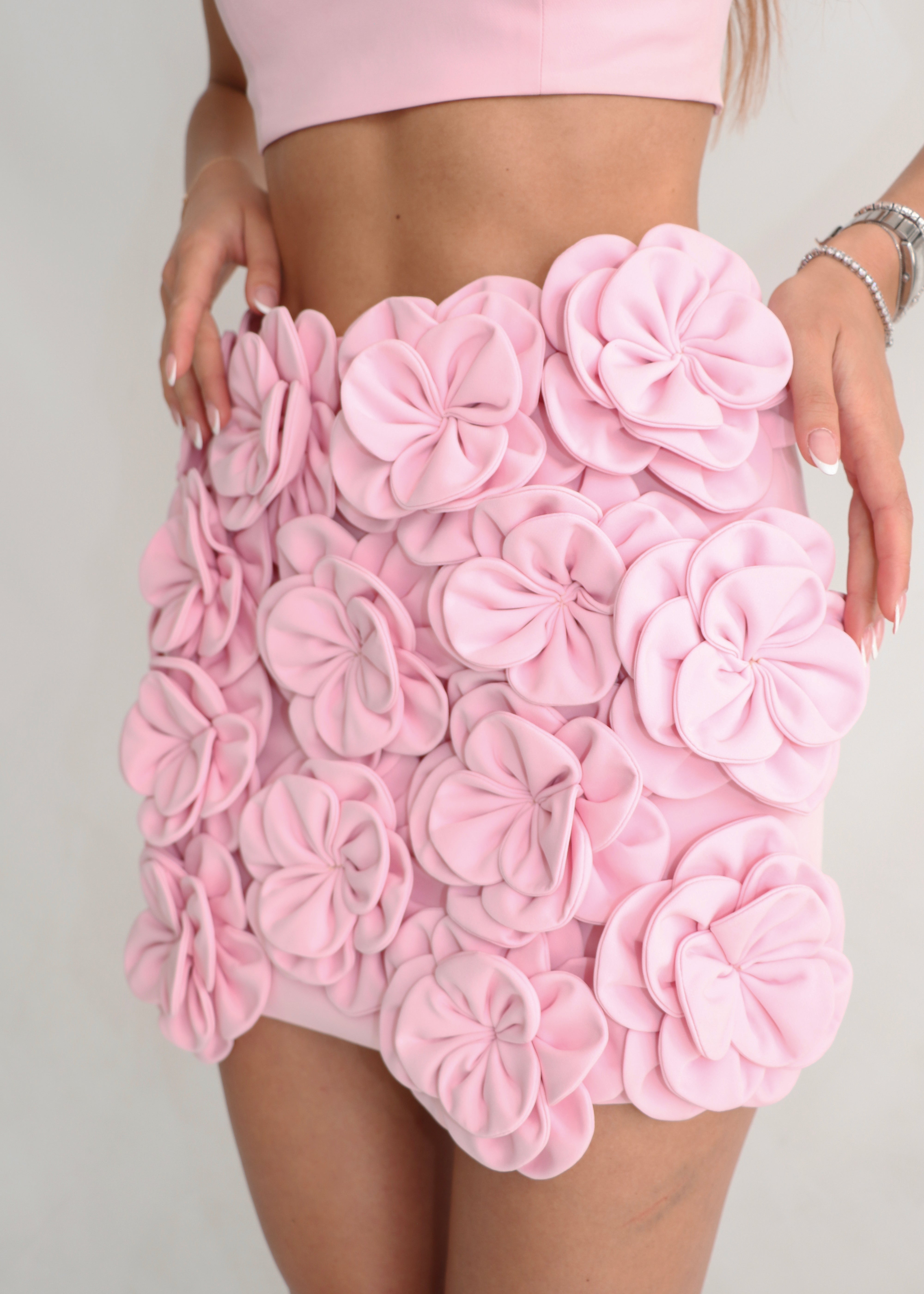 ELARIA - set in rosa con top ed accessorio spilla e gonna dettaglio rose