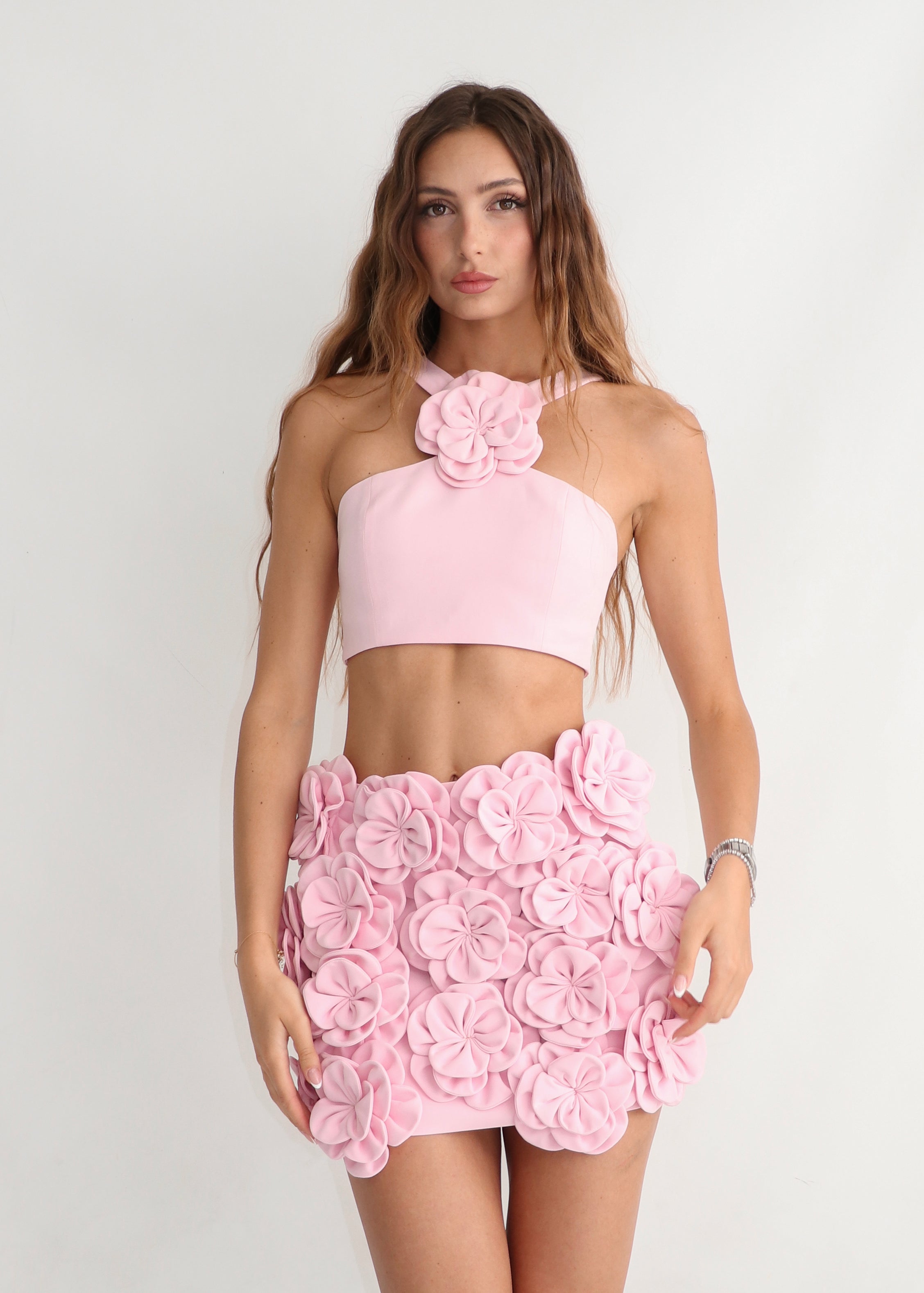 ELARIA - set in rosa con top ed accessorio spilla e gonna dettaglio rose