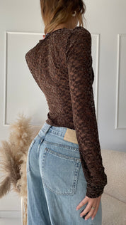 EVIE - body in pizzo marrone in rilievo con scollo a goccia