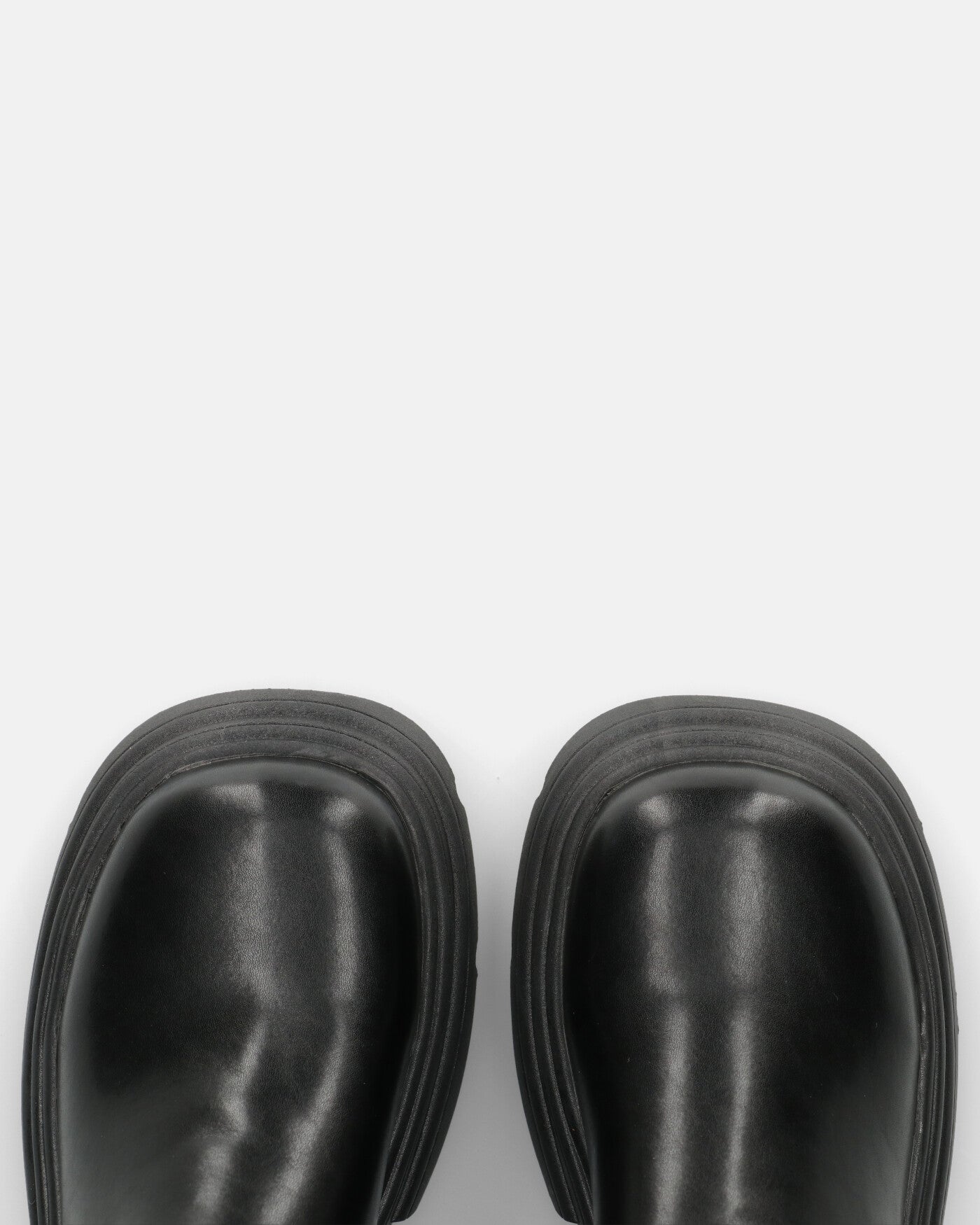 FOSCA - stivaletti con borchie e cinturini in ecopelle nera