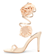 HETTY - sandali color champagne con tacco a spillo e spirale con rose
