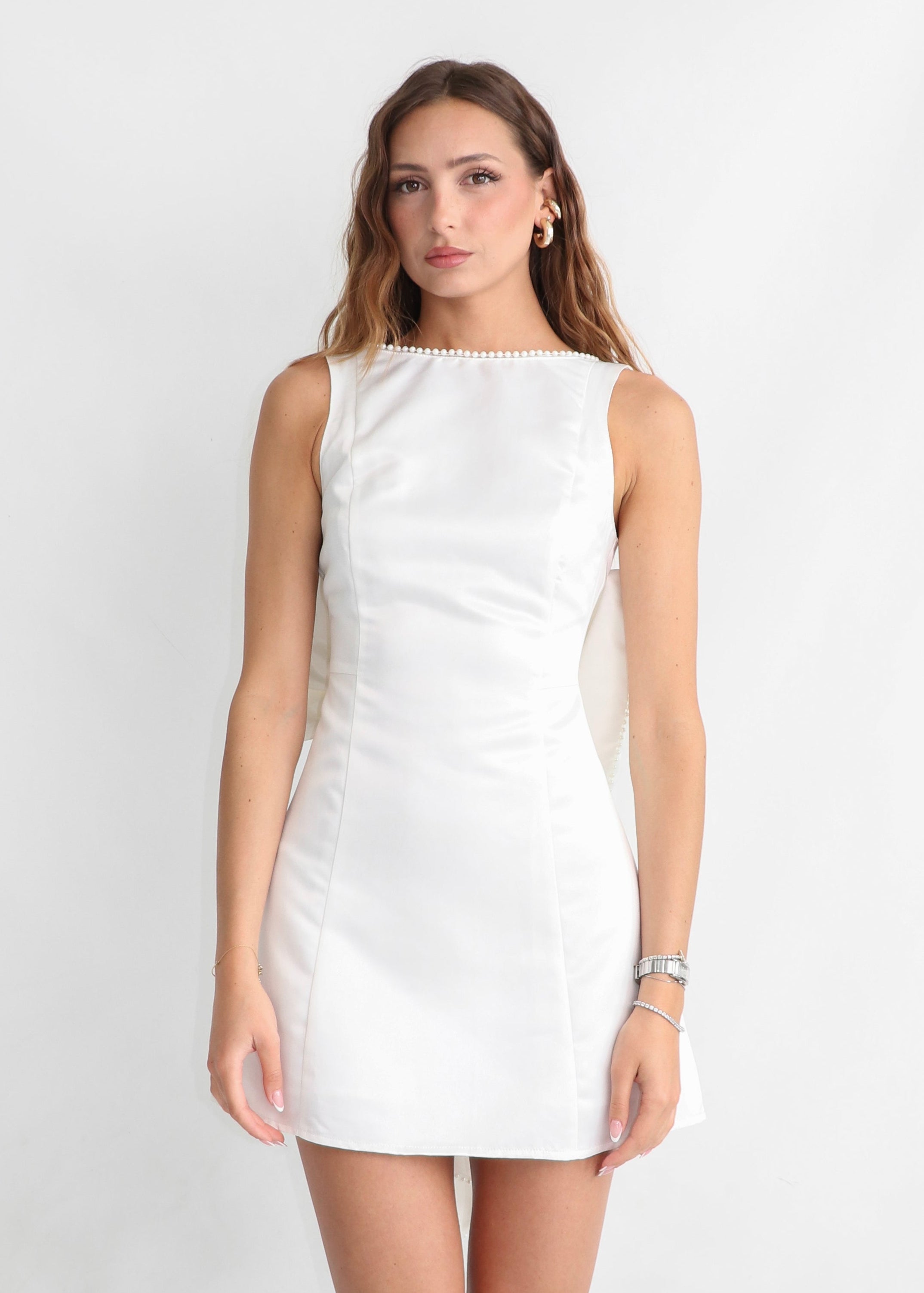 THALIE - mini dress bianco con scollo posteriore e fiocco svasato con perline