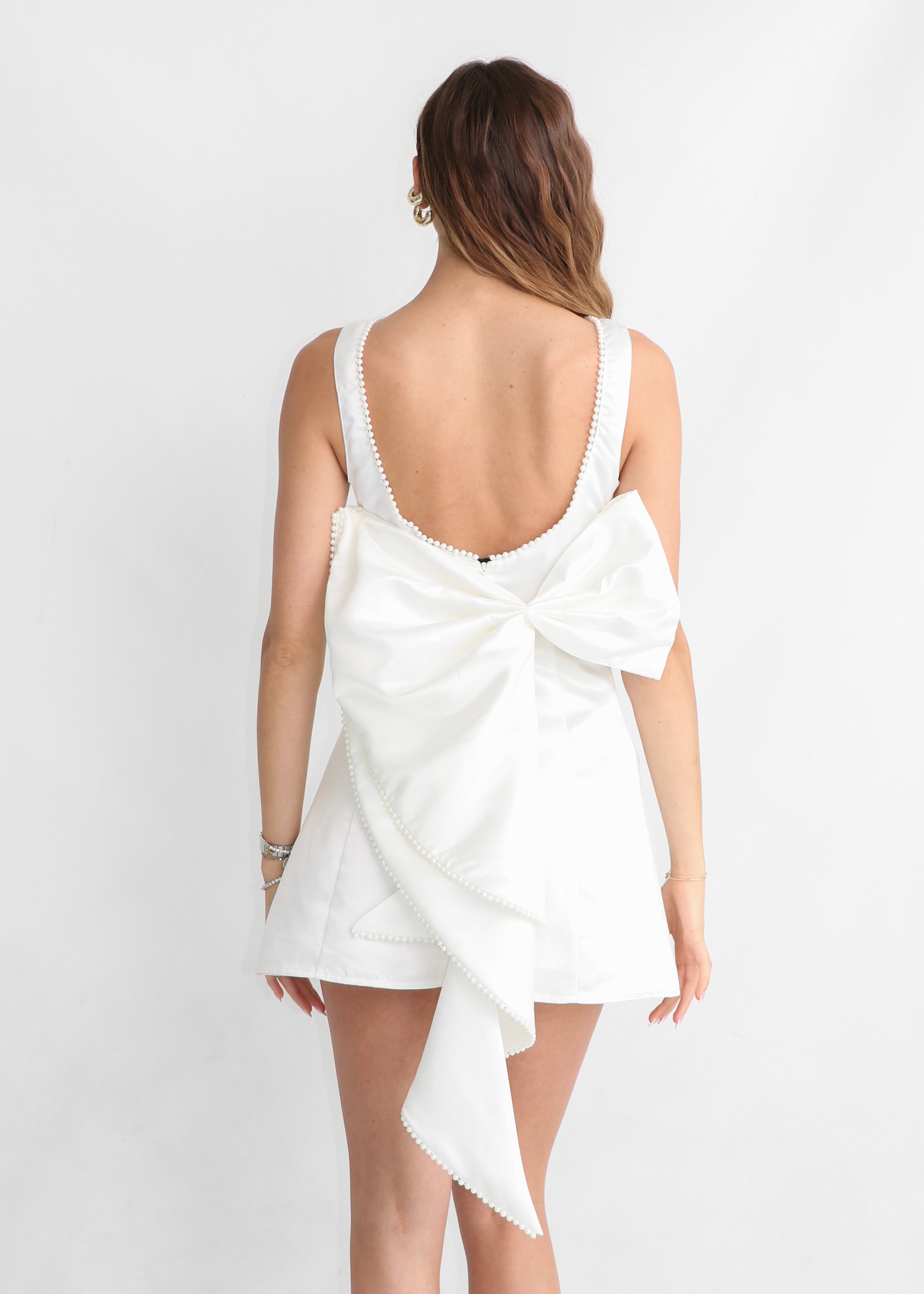 THALIE - mini dress bianco con scollo posteriore e fiocco svasato con perline