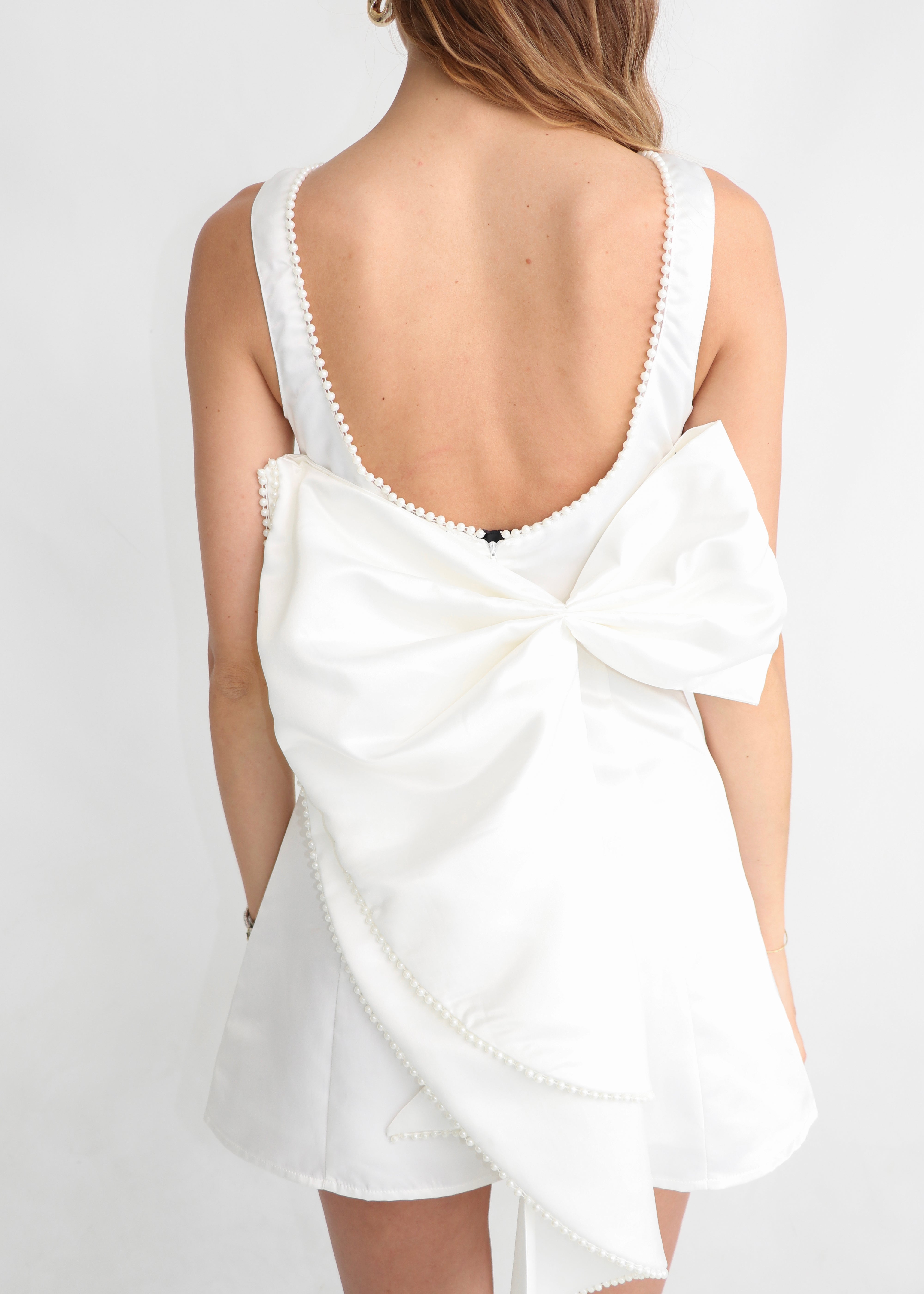THALIE - mini dress bianco con scollo posteriore e fiocco svasato con perline