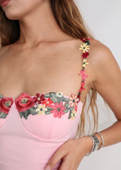 IBIS - mini dress rosa con coppe preformate con spallibe e scollo con dettaglio floreale