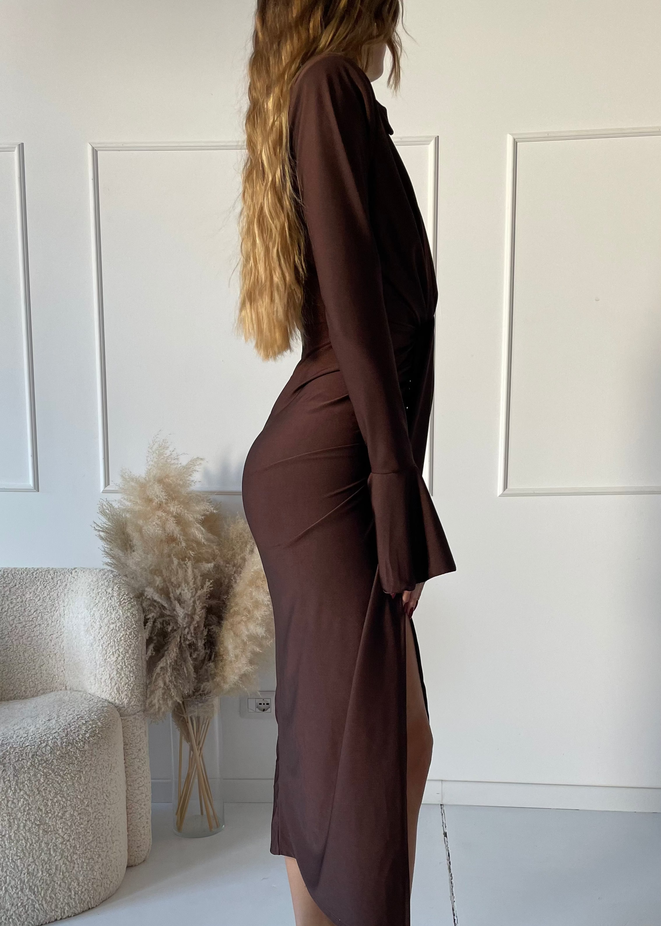 JORDYN - vestito midi marrone a maniche lunghe con scollo profondo annodato