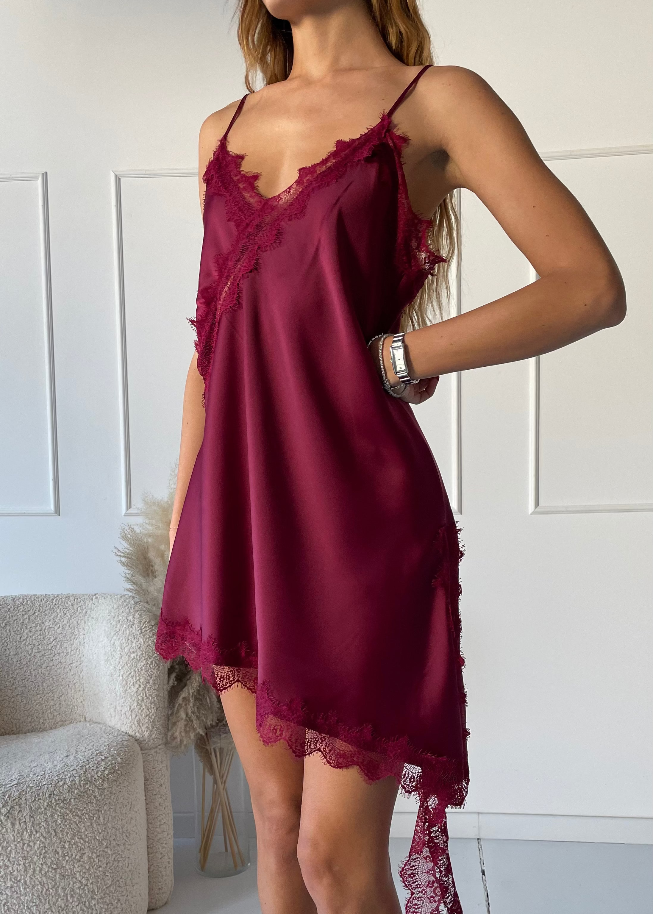 ANISSA - canottiera wine effetto seta asimmetrica con bordi in pizzo