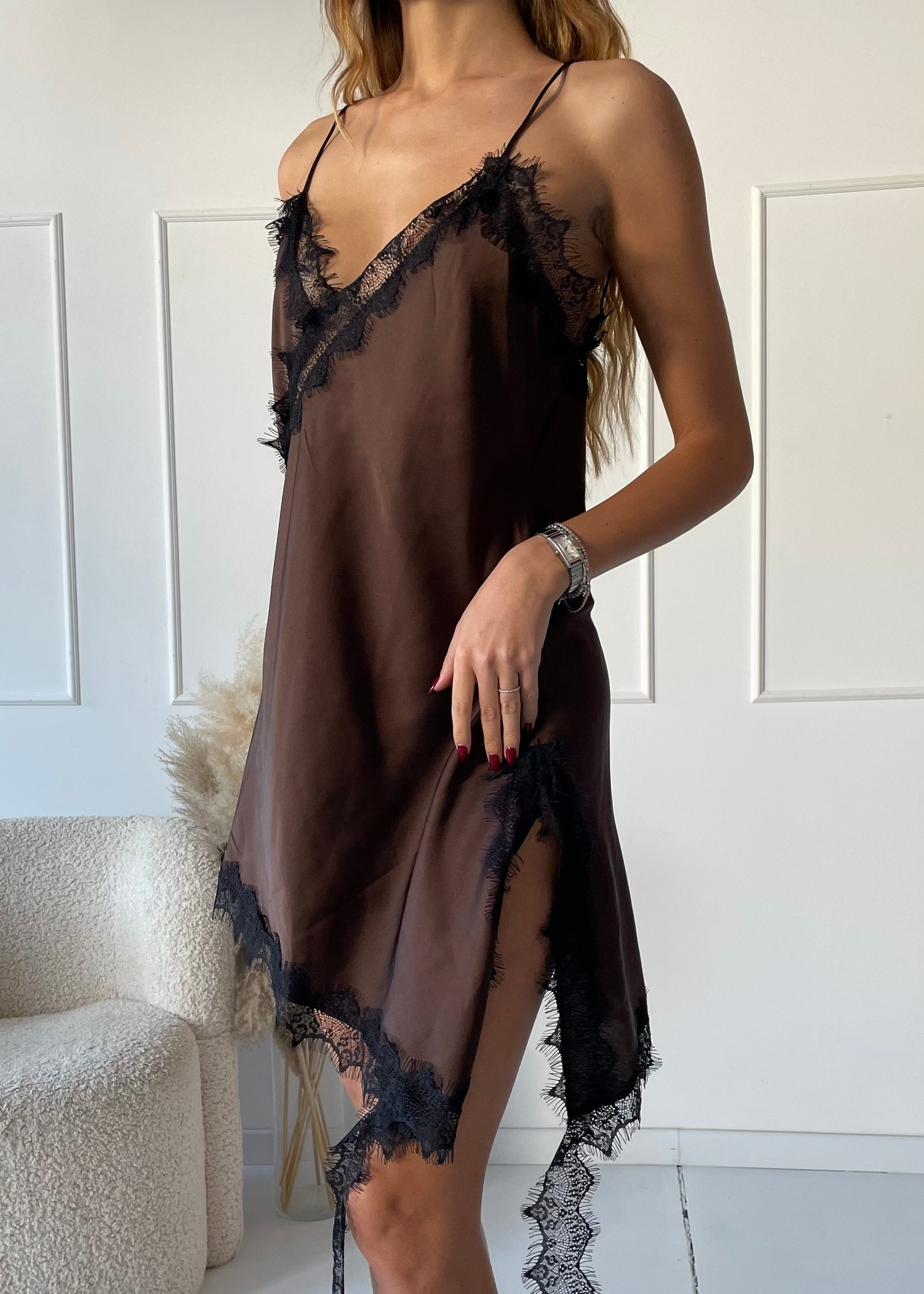 ANISSA - canottiera marrone effetto seta asimmetrica con bordo in pizzo nero