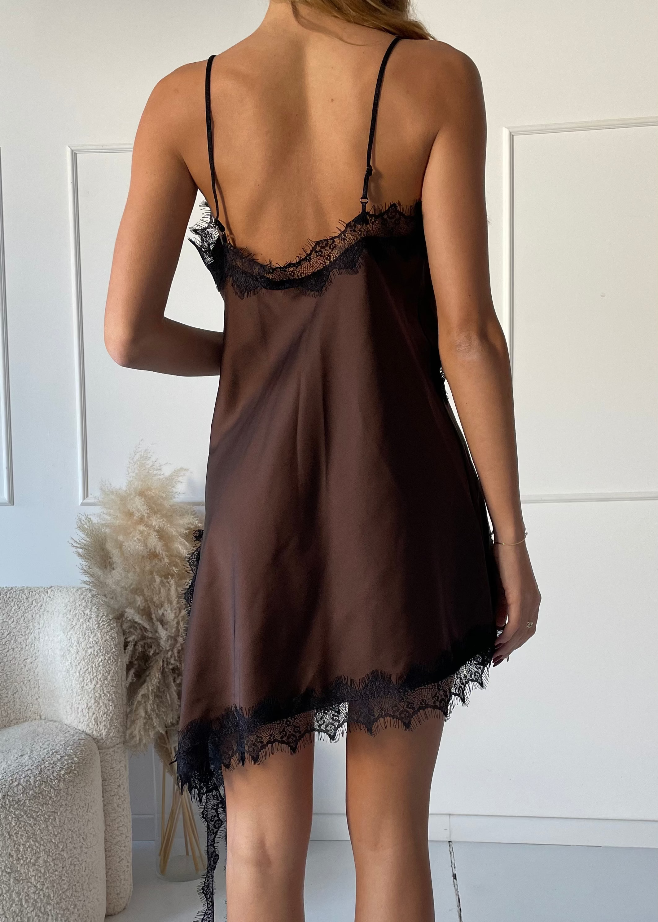 ANISSA - canottiera marrone effetto seta asimmetrica con bordo in pizzo nero