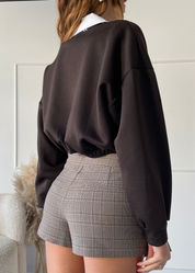 ABIGAIL - set felpa crop marrone con cravatta e camicia