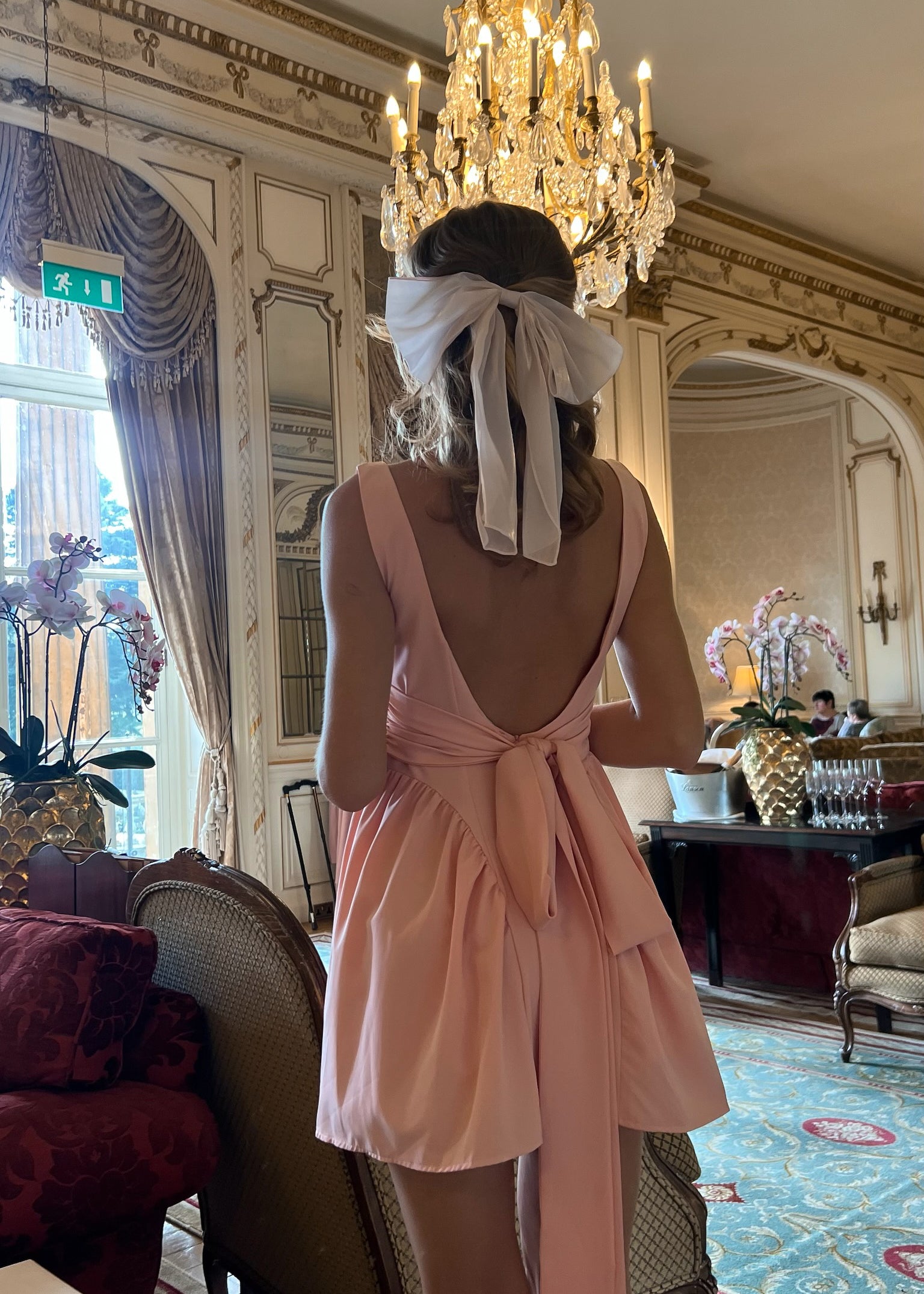 GABRIELLE - vestito mini rosa con gonna ampia con scollo posteriore e fiocco