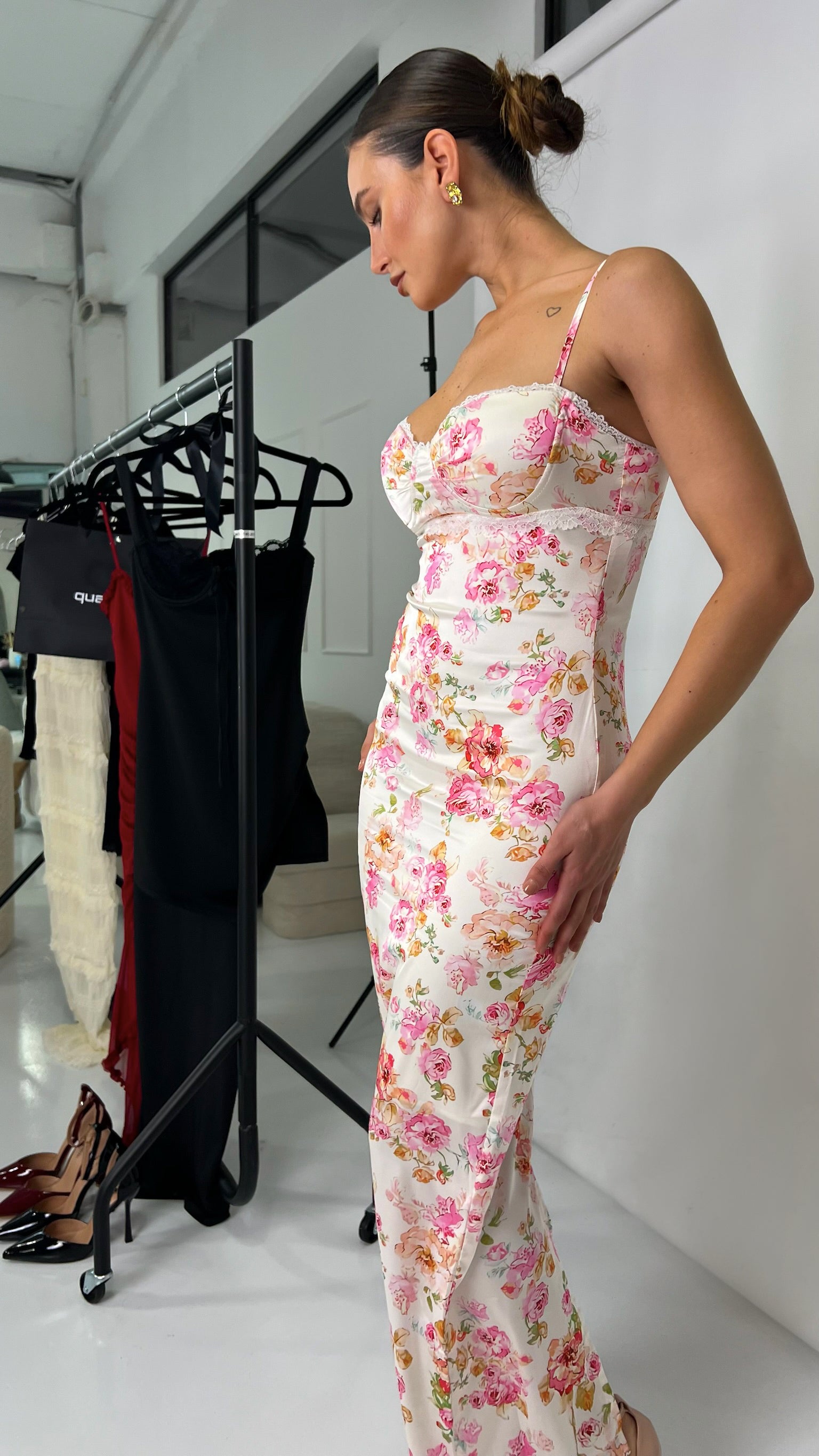 AMANDA - vestito midi tubino in satin con stampa floreale