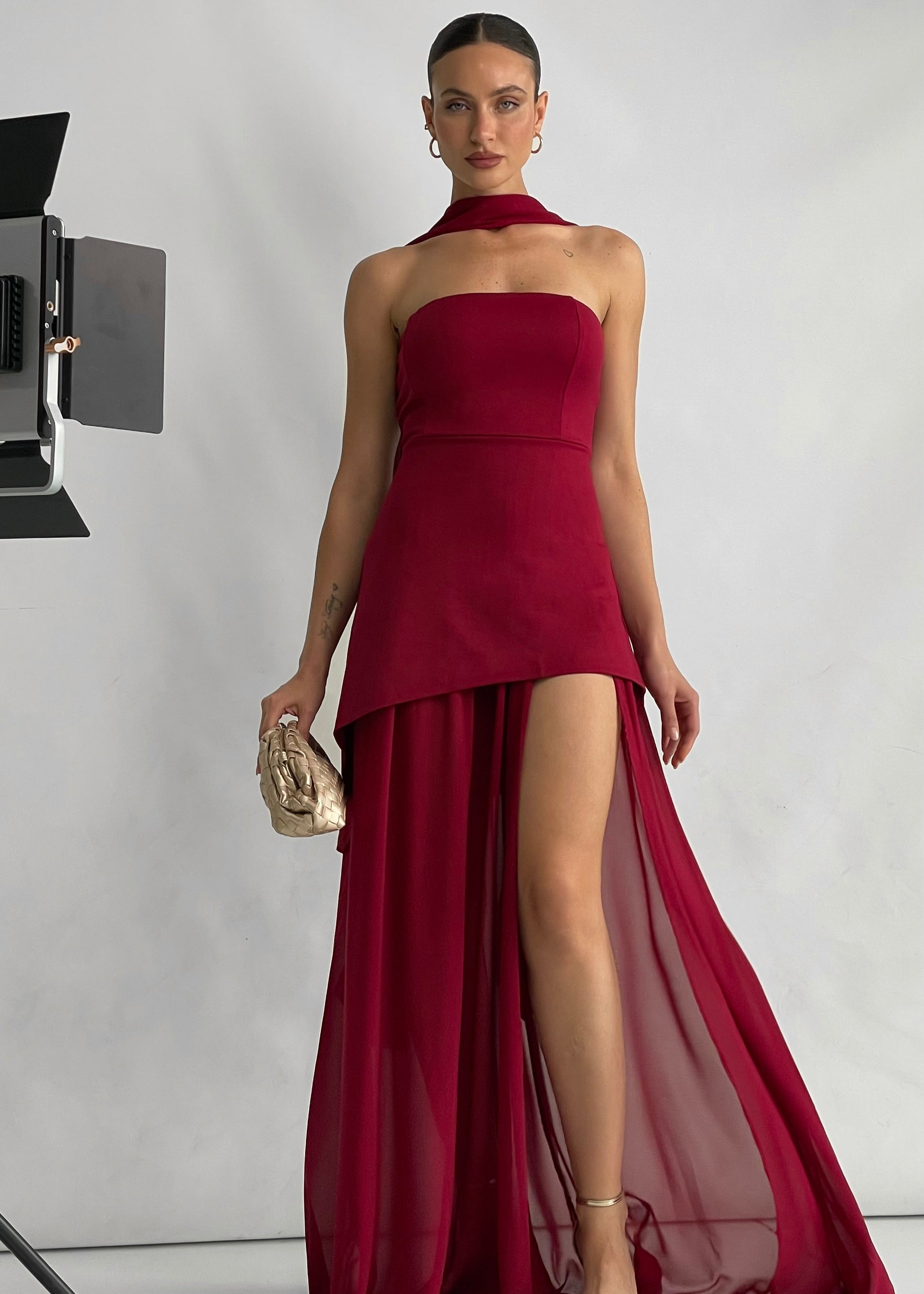 KIKI - vestito burgundy elegante con gonna in tulle e spacco profondo con stola