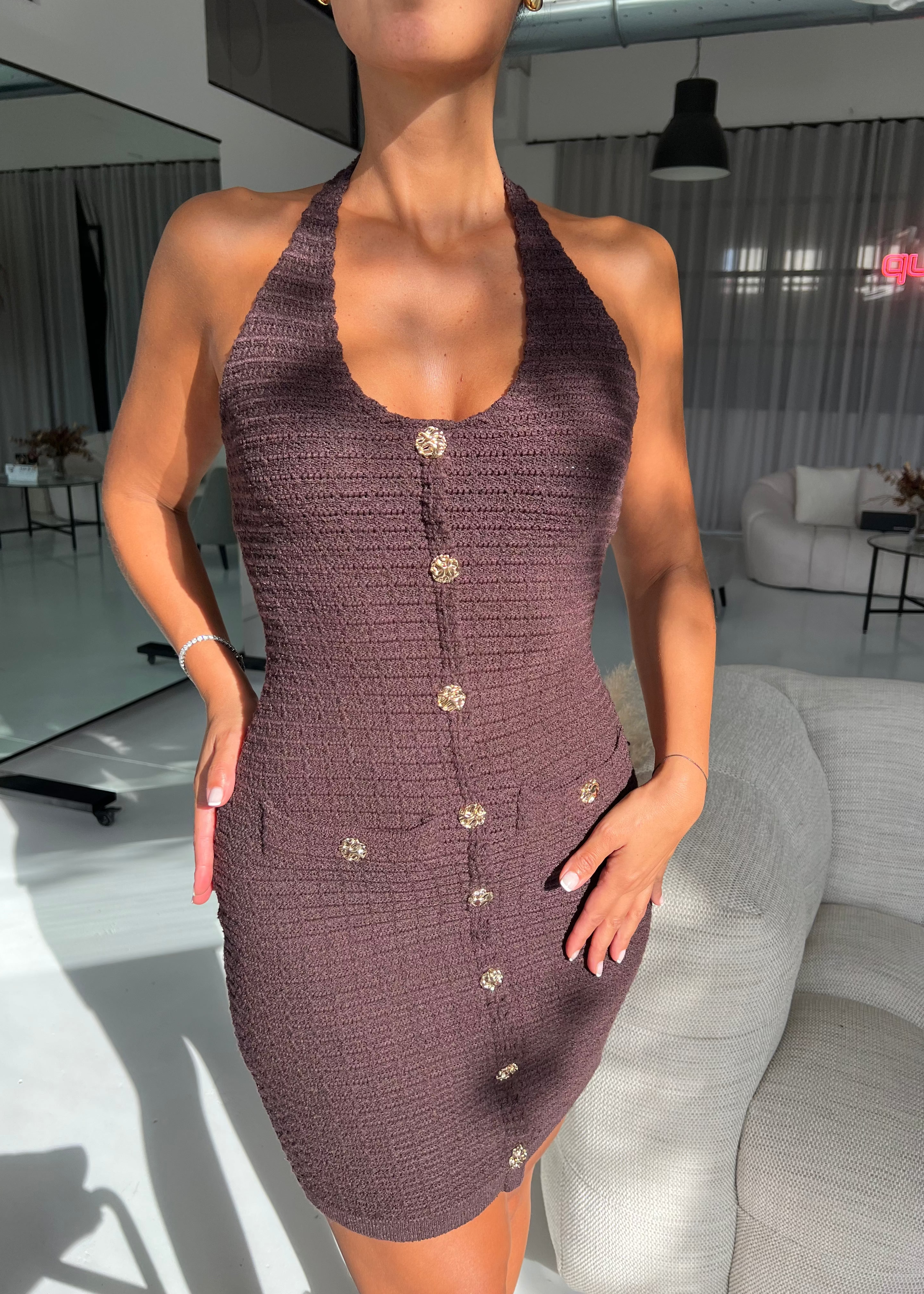 ALIX - mini abito effetto bouclè marrone con bottoni gioiello oro