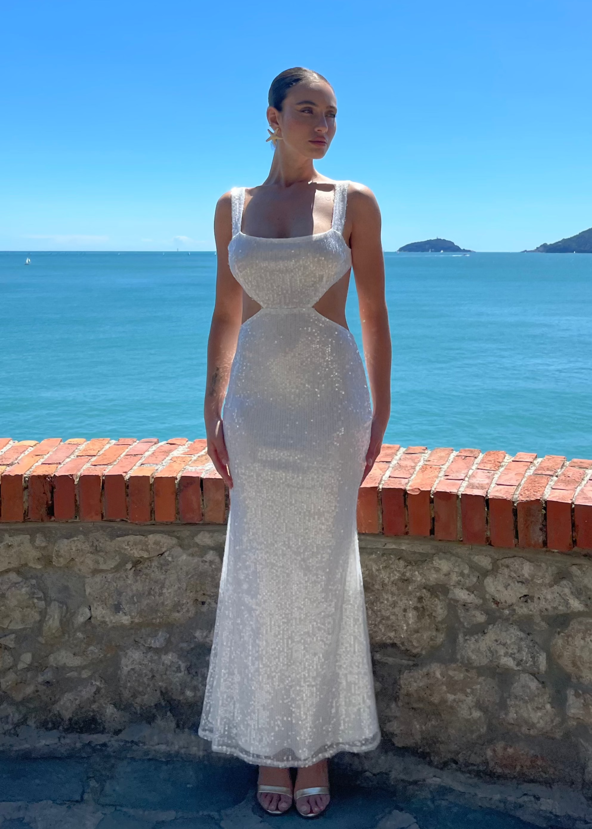 ALBA - vestito lungo in paillettes bianche con cut out e fiocco rimovibile
