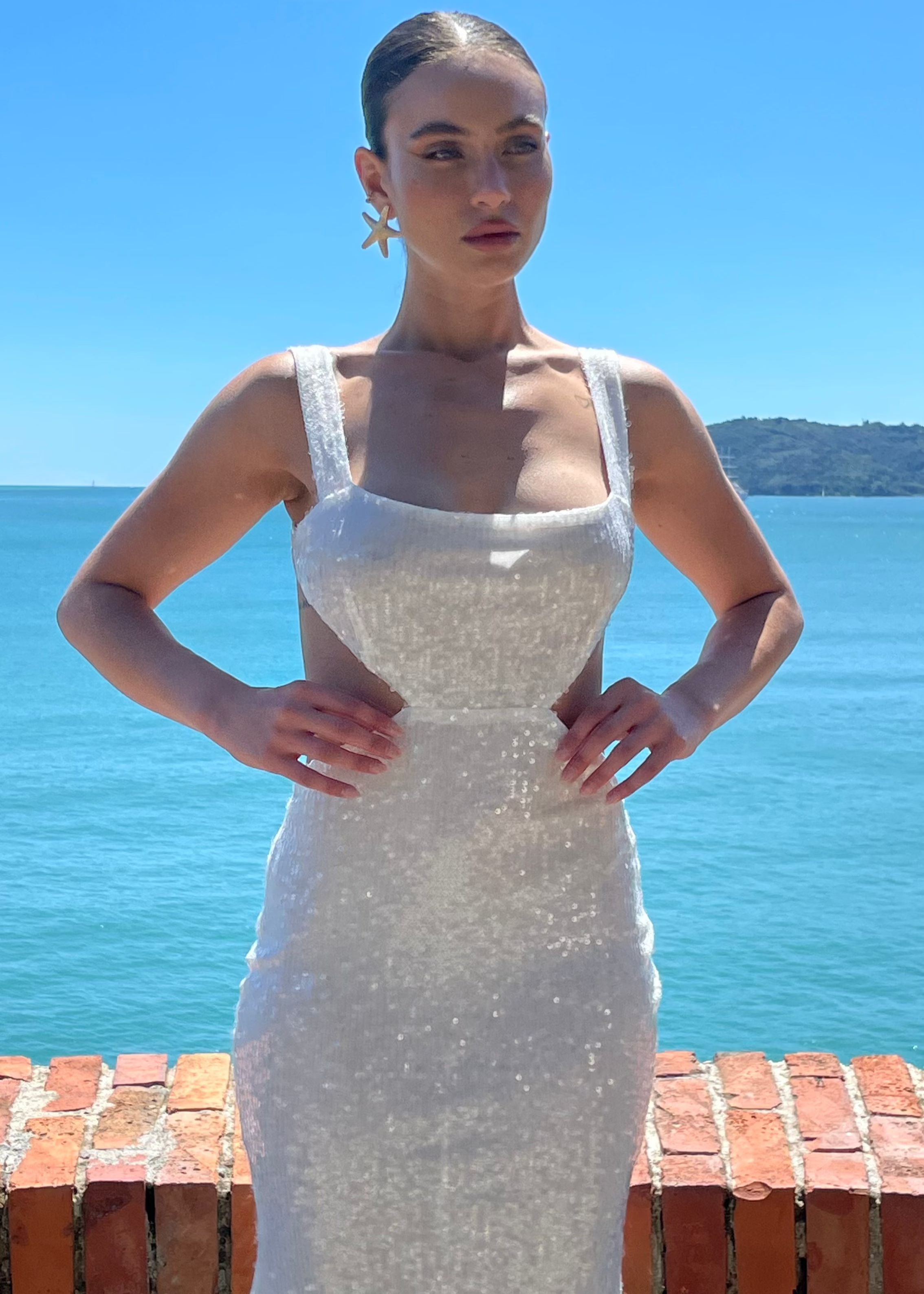 ALBA - vestito lungo in paillettes bianche con cut out e fiocco rimovibile