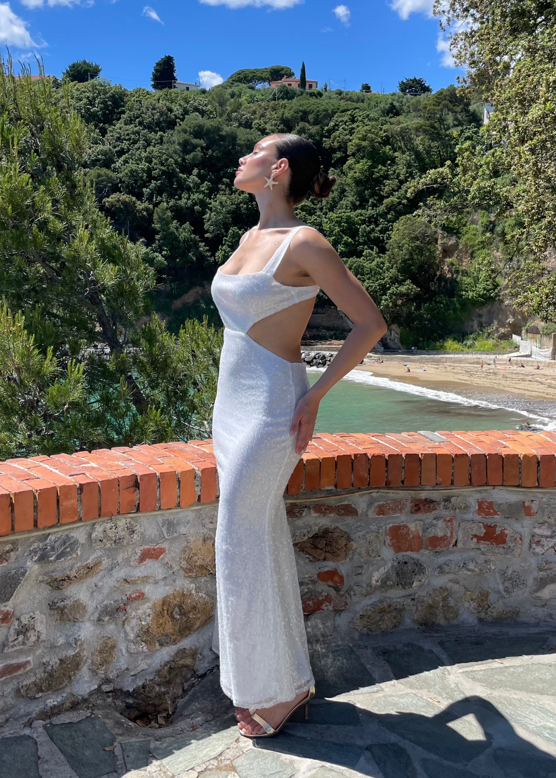 ALBA - vestito lungo in paillettes bianche con cut out e fiocco rimovibile