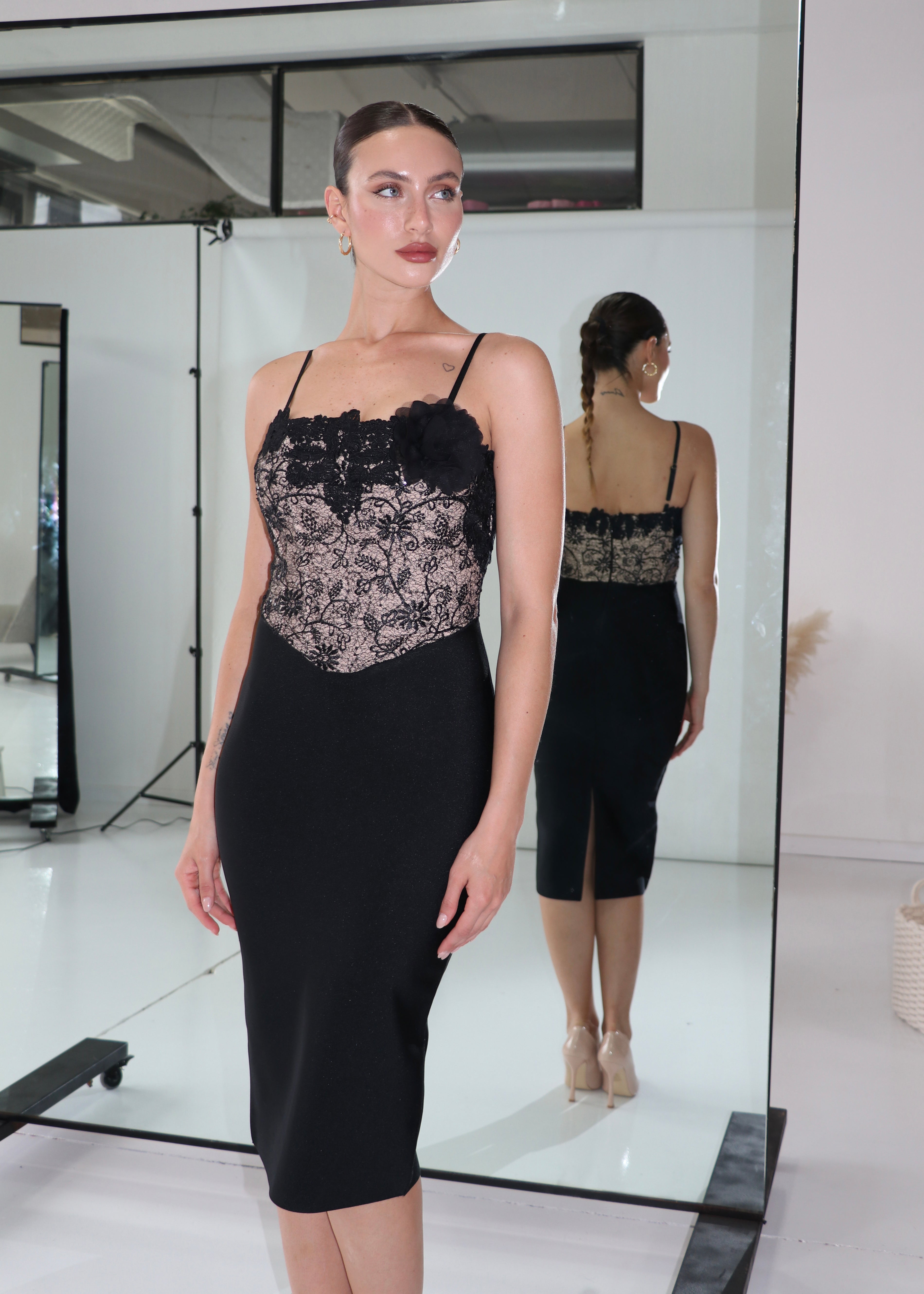 ROSAYA - vestito midi con trasparenze e dettaglio fiori sulla scollatura