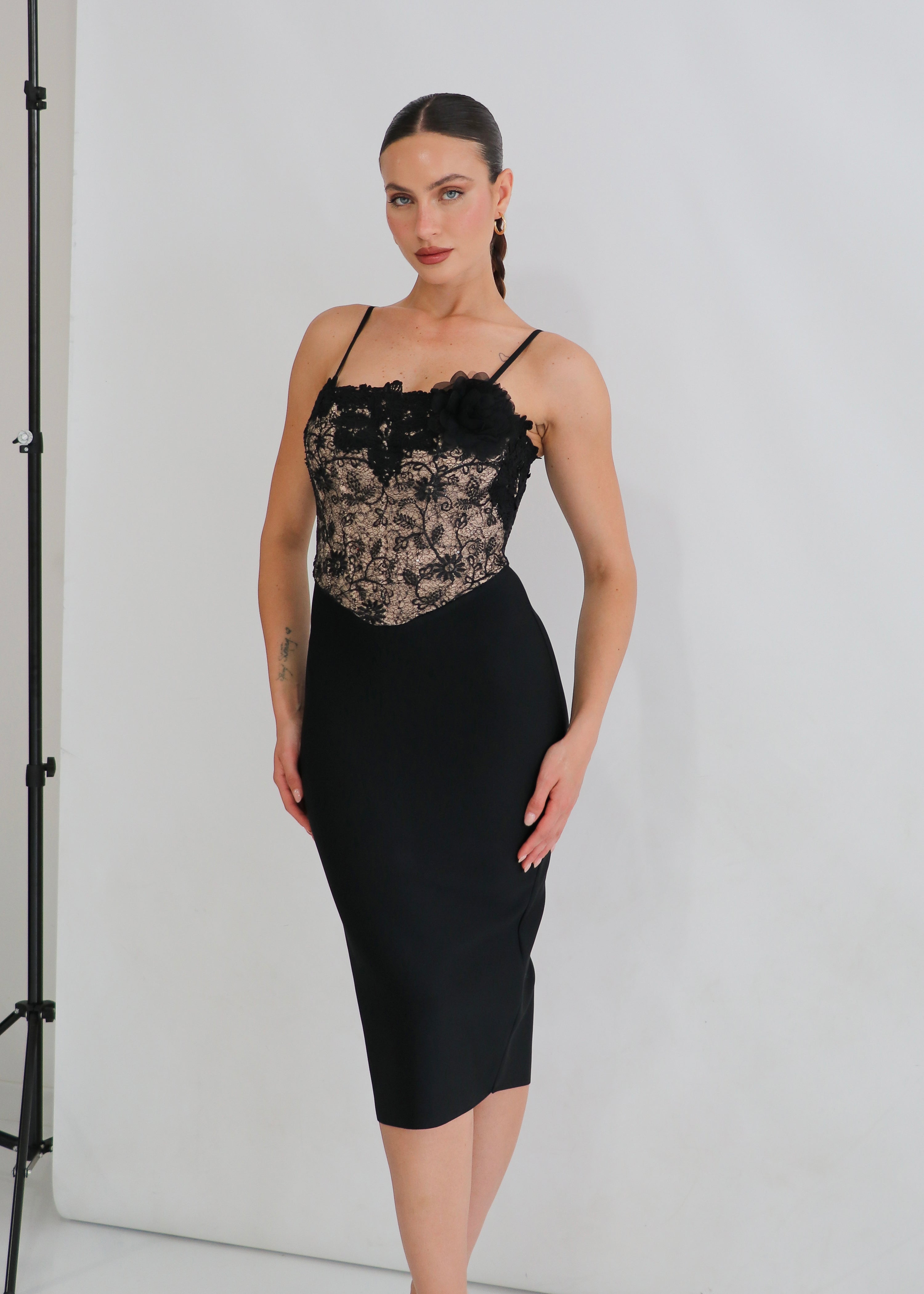 ROSAYA - vestito midi con trasparenze e dettaglio fiori sulla scollatura