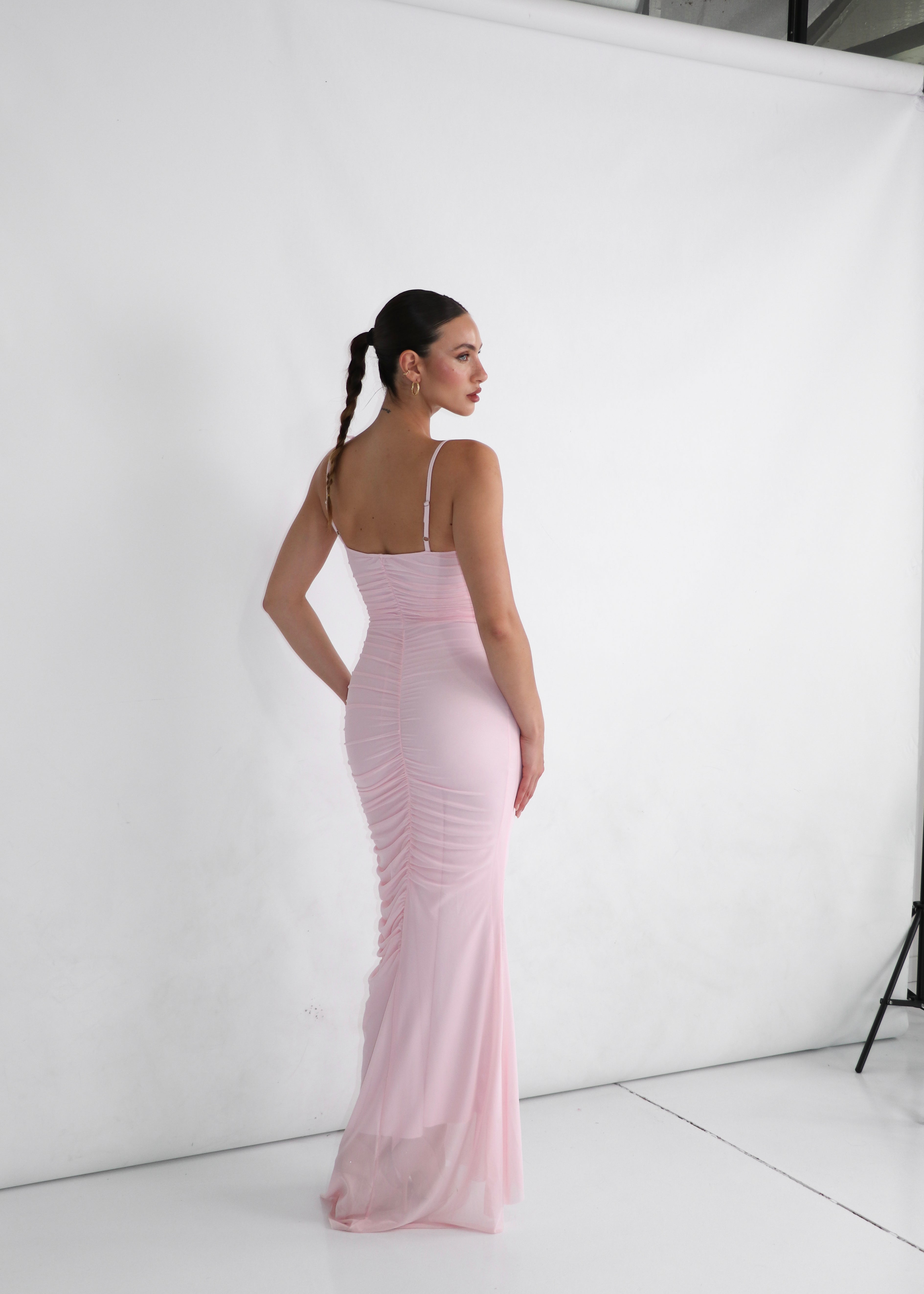 MIREFLY - abito rosa lungo con rouches con spalline e decoro con farfalle