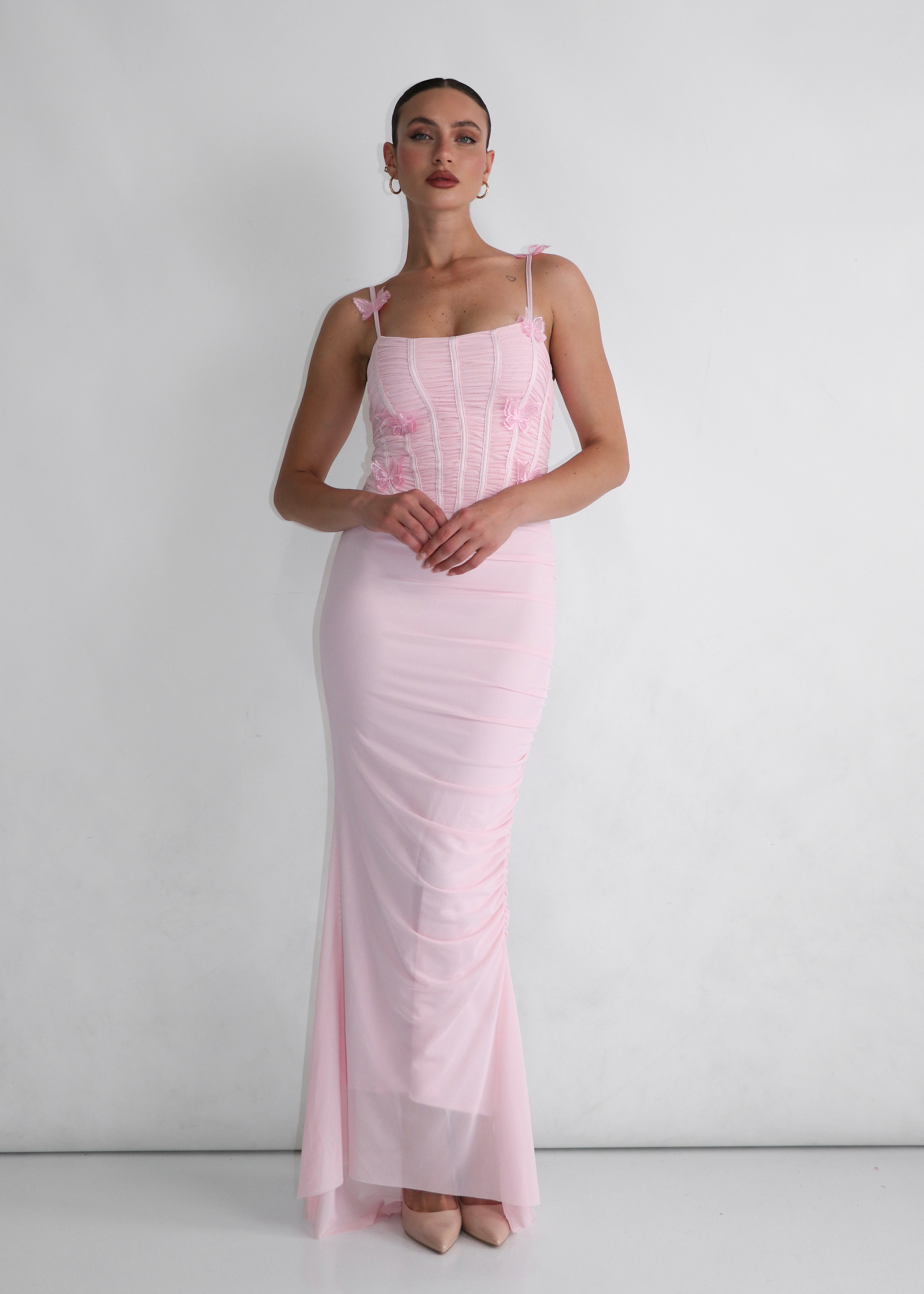 MIREFLY - abito rosa lungo con rouches con spalline e decoro con farfalle