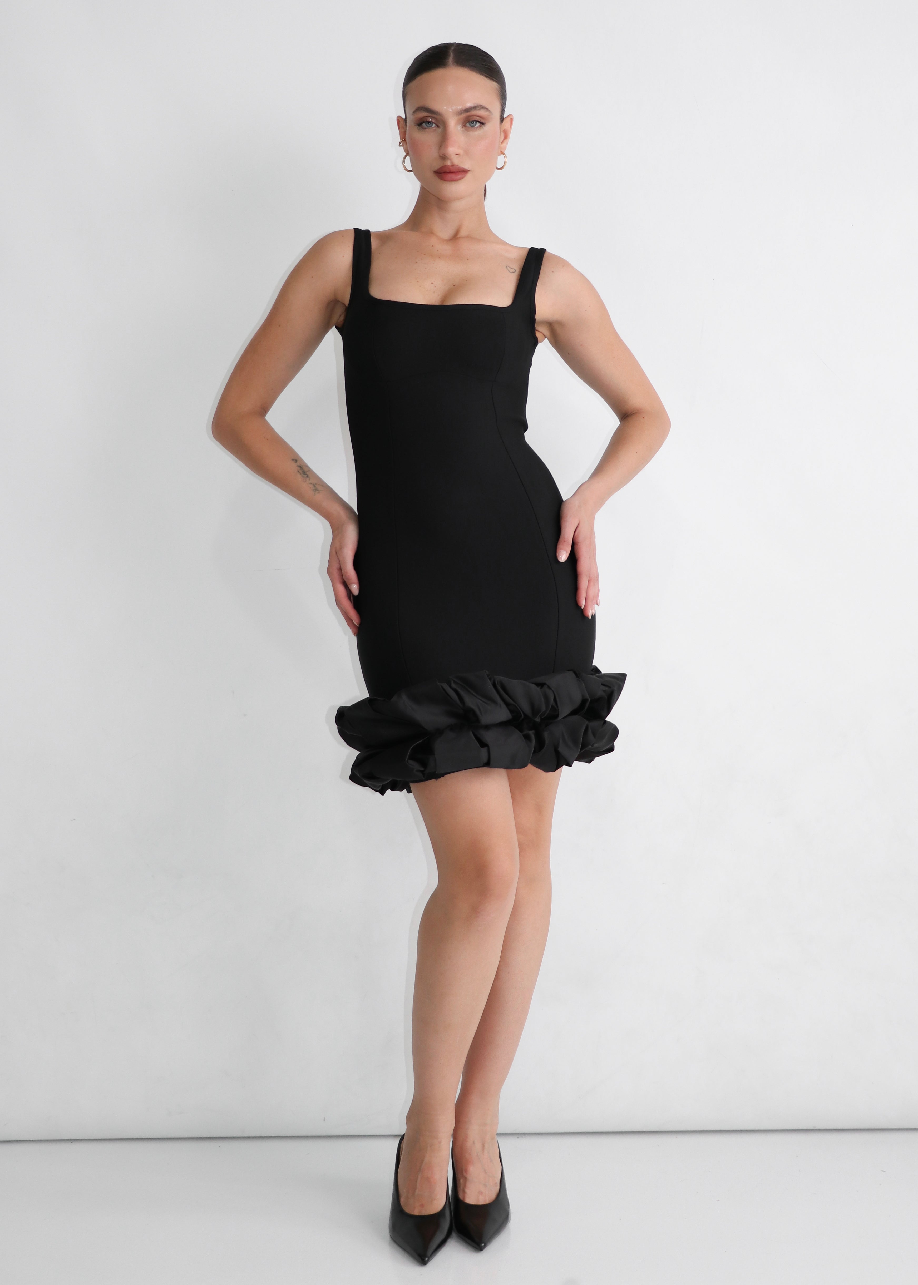 CAMELIA - mini dress nero con orlo con tessuto in raso combinato e volant