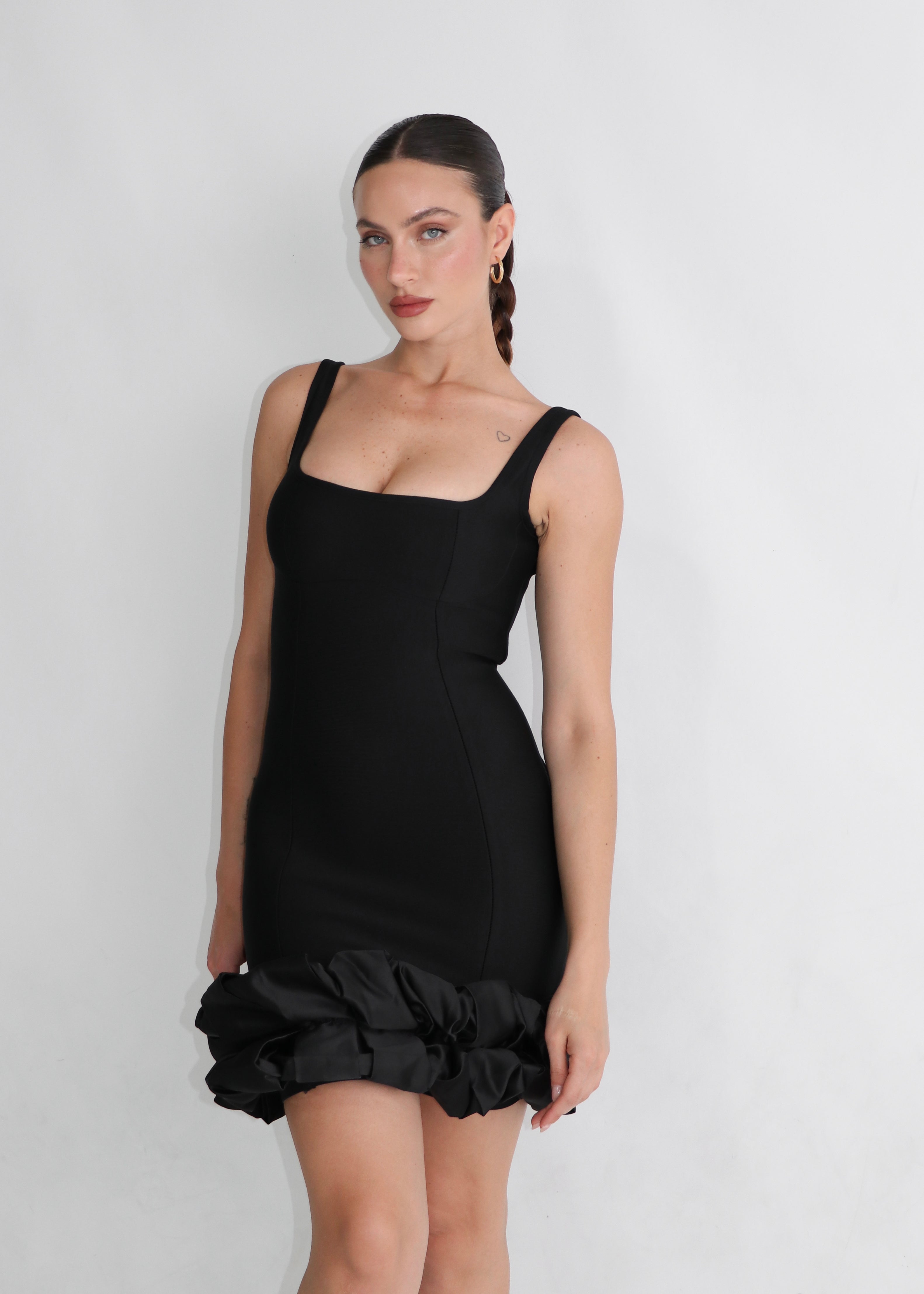 CAMELIA - mini dress nero con orlo con tessuto in raso combinato e volant