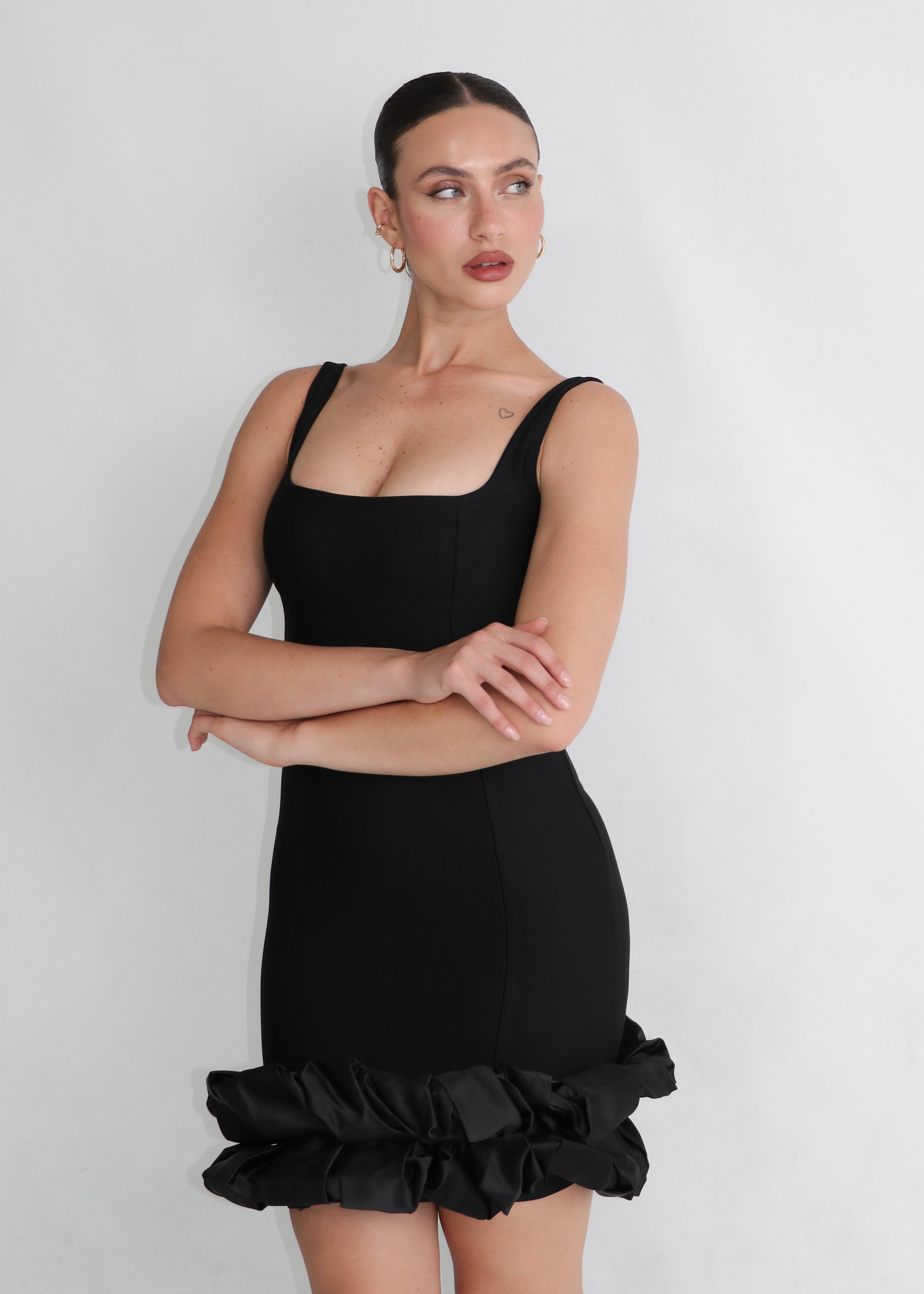 CAMELIA - mini dress nero con orlo con tessuto in raso combinato e volant