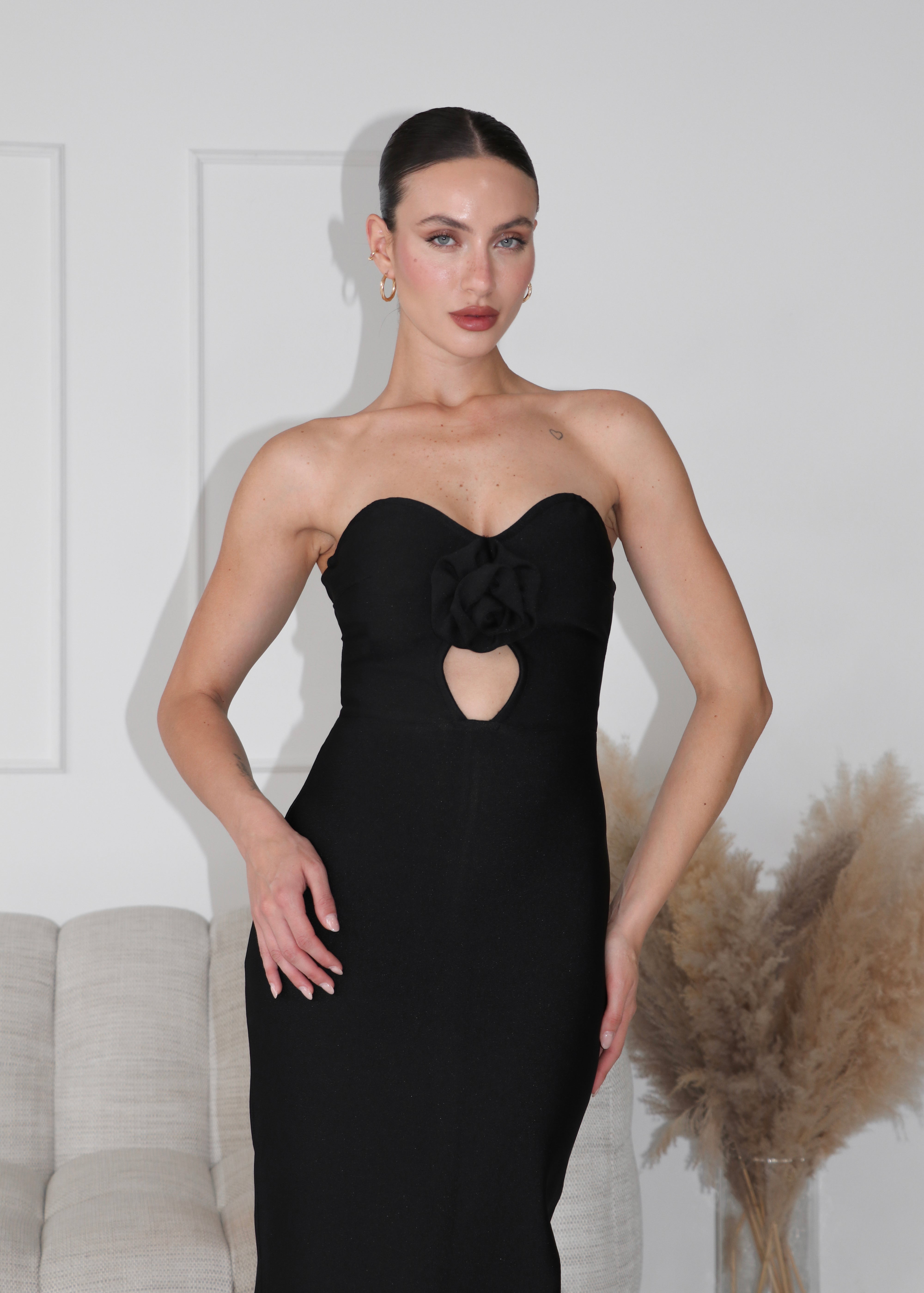 SYLPHIE - abito nero con scollo a cuore con rosa e cut out