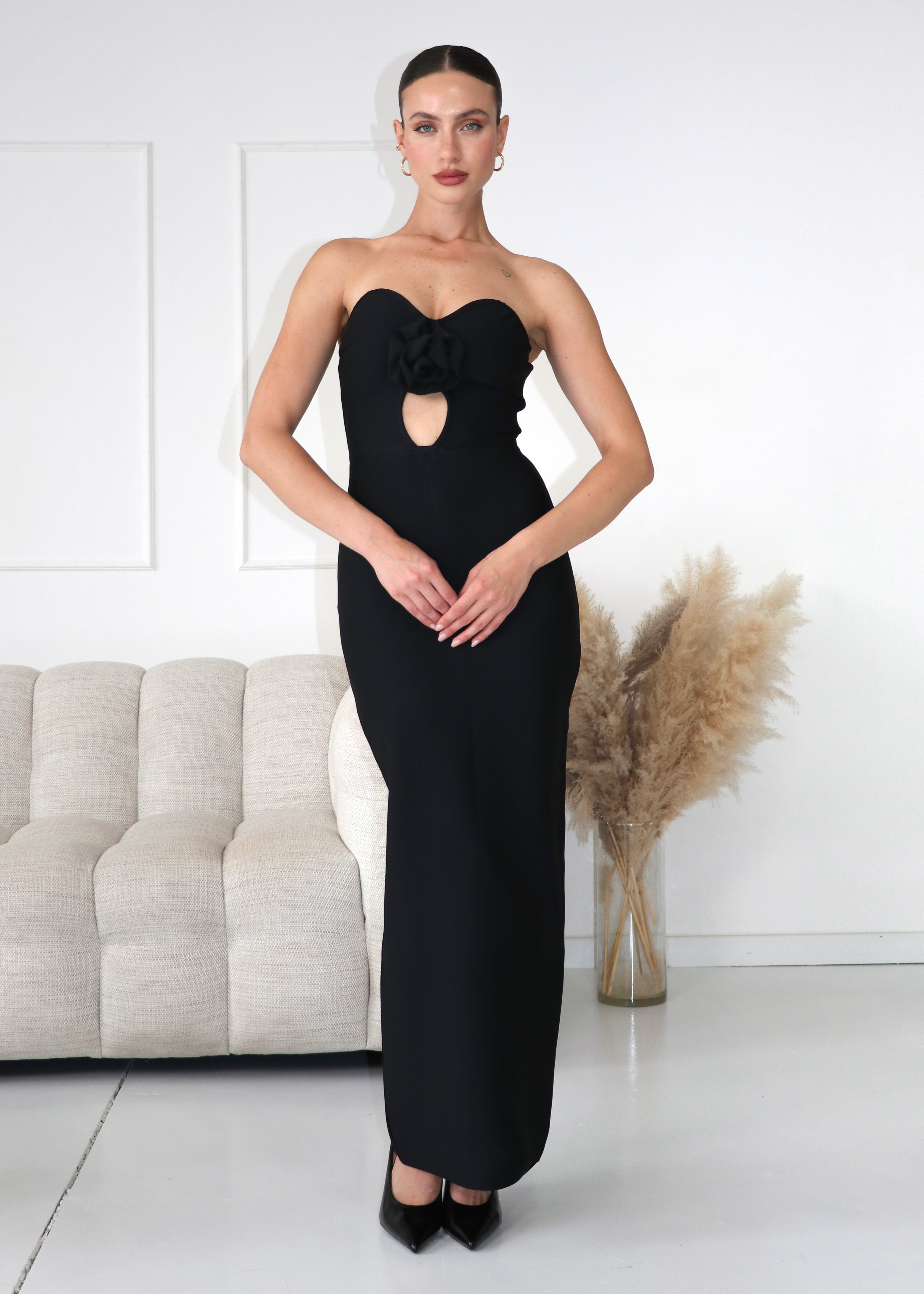 SYLPHIE - abito nero con scollo a cuore con rosa e cut out