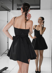 PETAL - vestito nero corto e fasce laterali per dettaglio fiocco posteriore