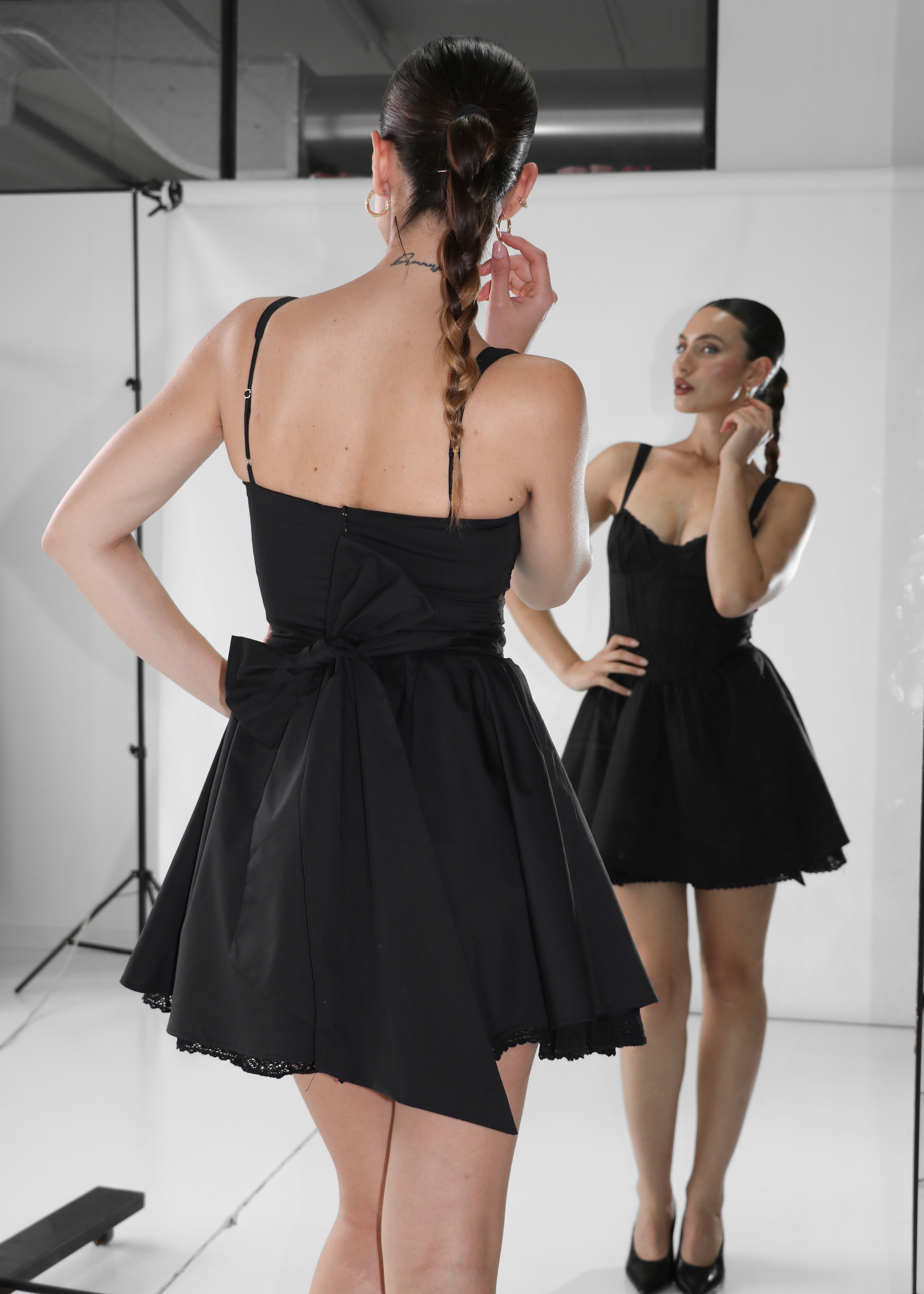 PETAL - vestito nero corto e fasce laterali per dettaglio fiocco posteriore