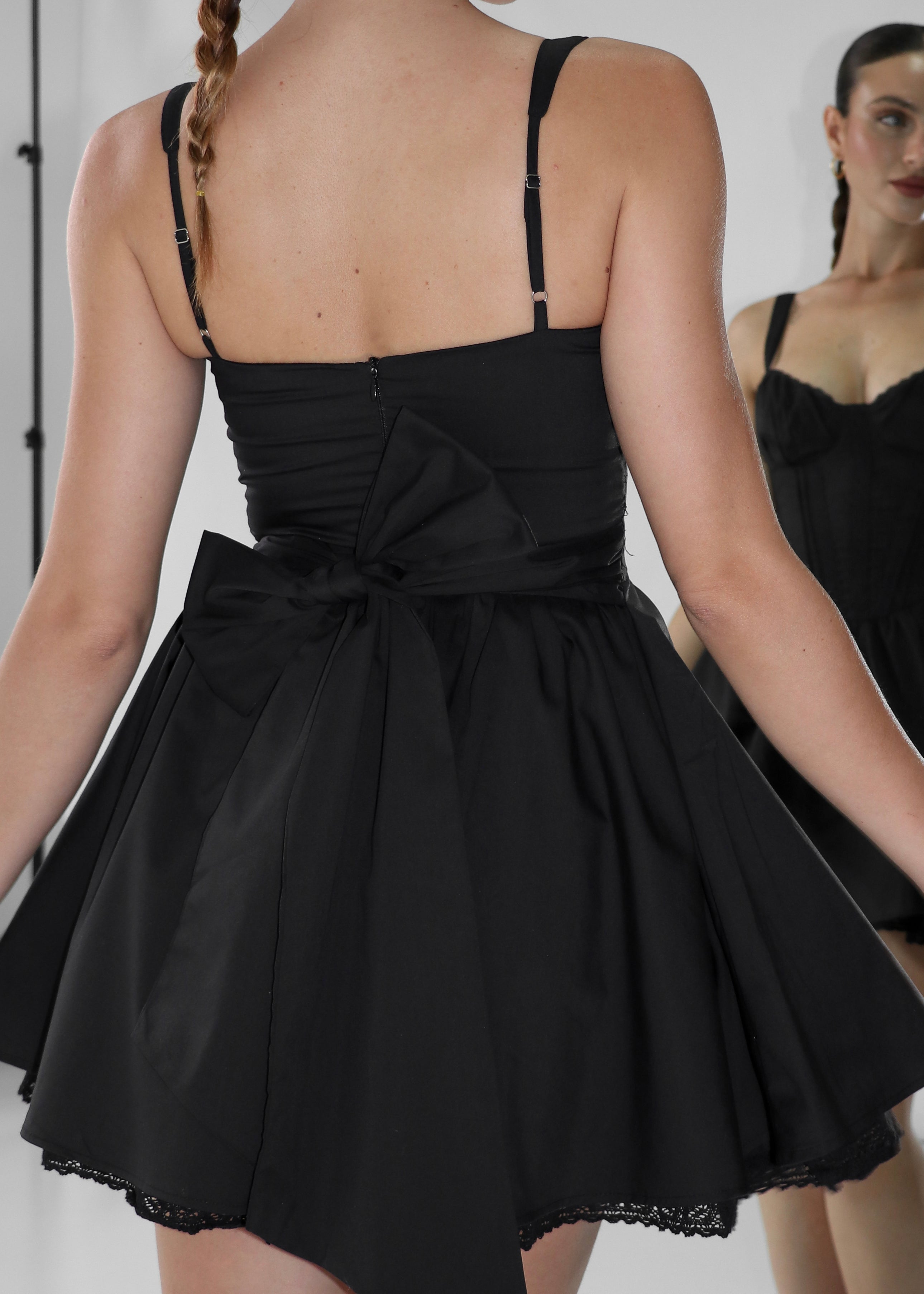 PETAL - vestito nero corto e fasce laterali per dettaglio fiocco posteriore