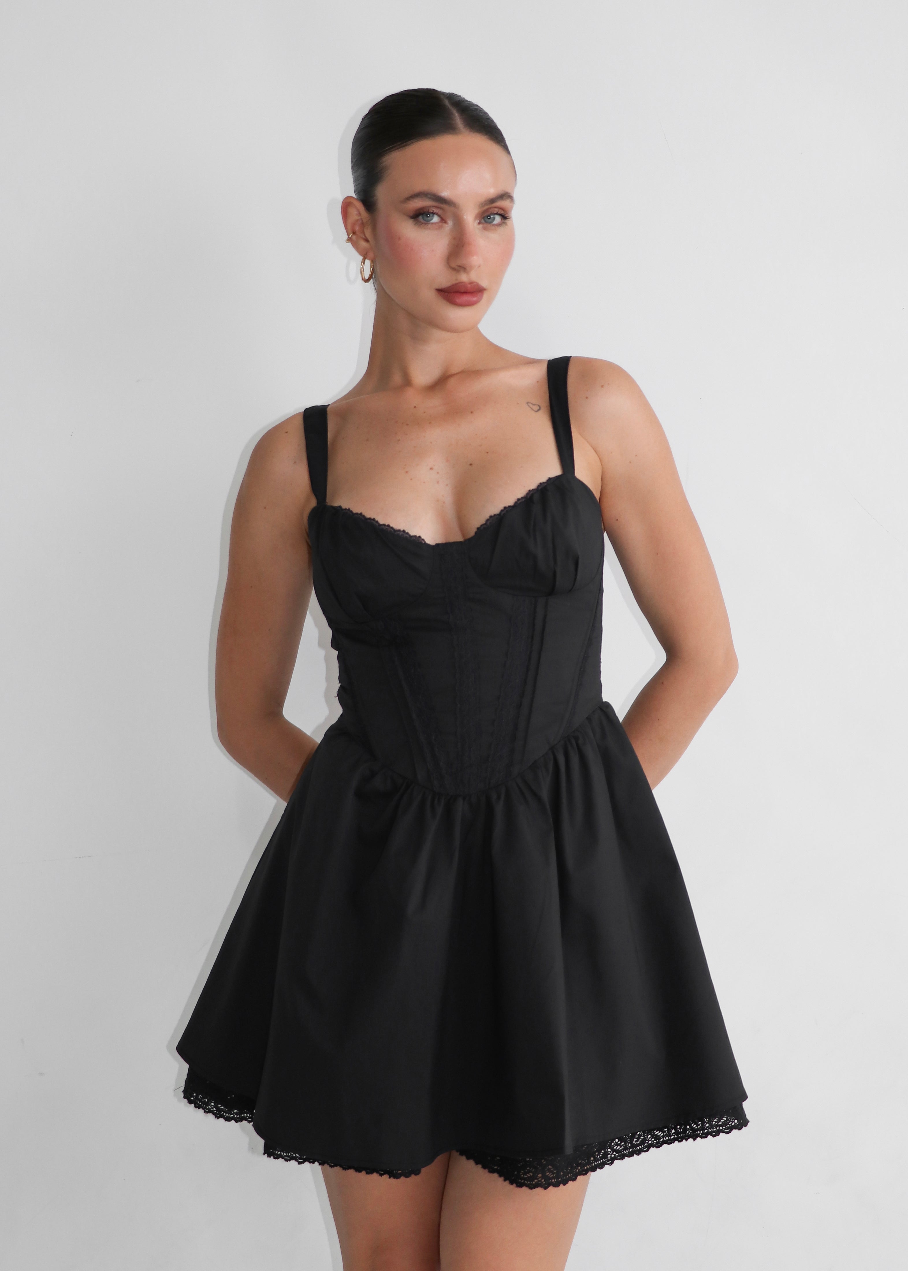 PETAL - vestito nero corto e fasce laterali per dettaglio fiocco posteriore