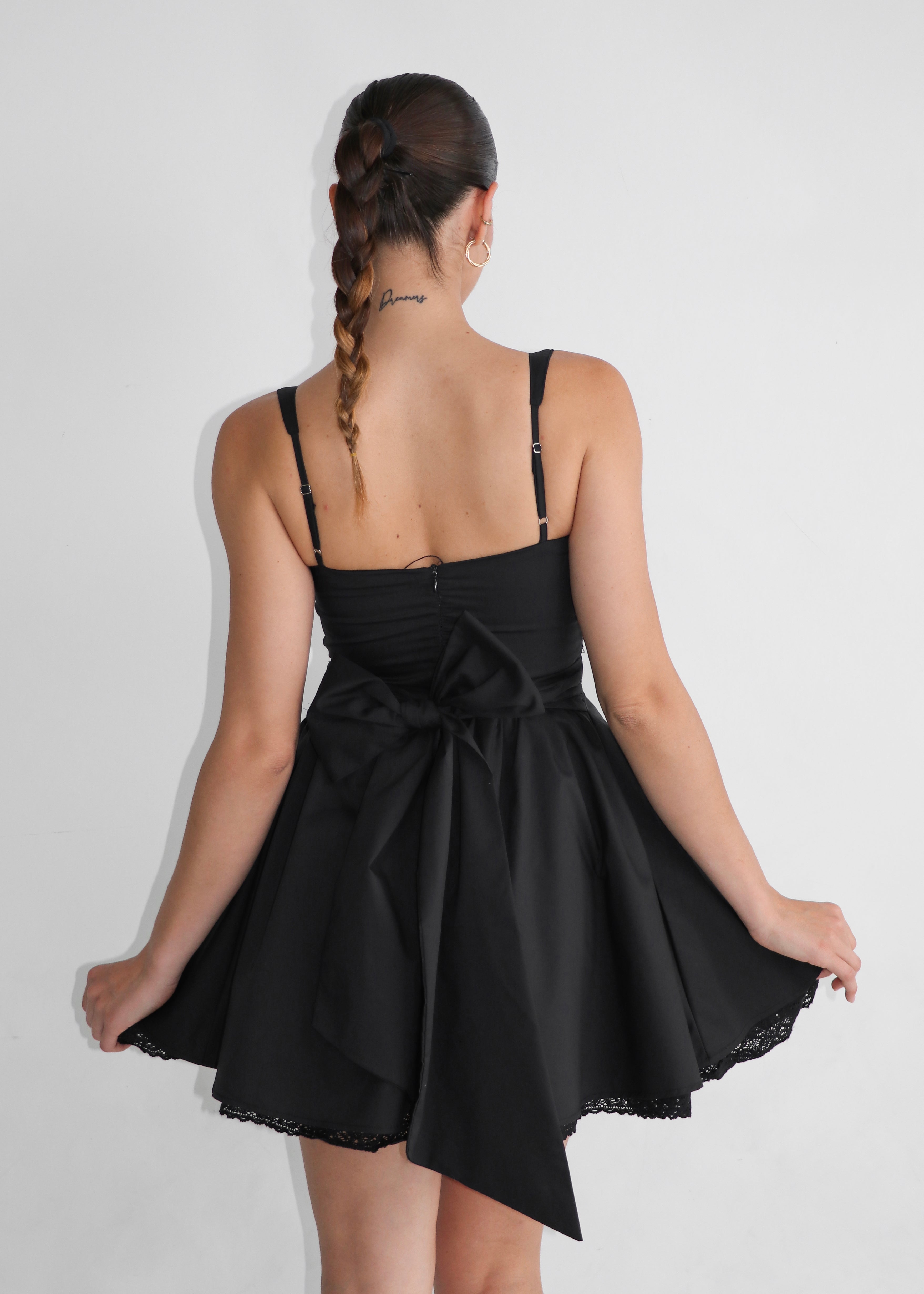 PETAL - vestito nero corto e fasce laterali per dettaglio fiocco posteriore