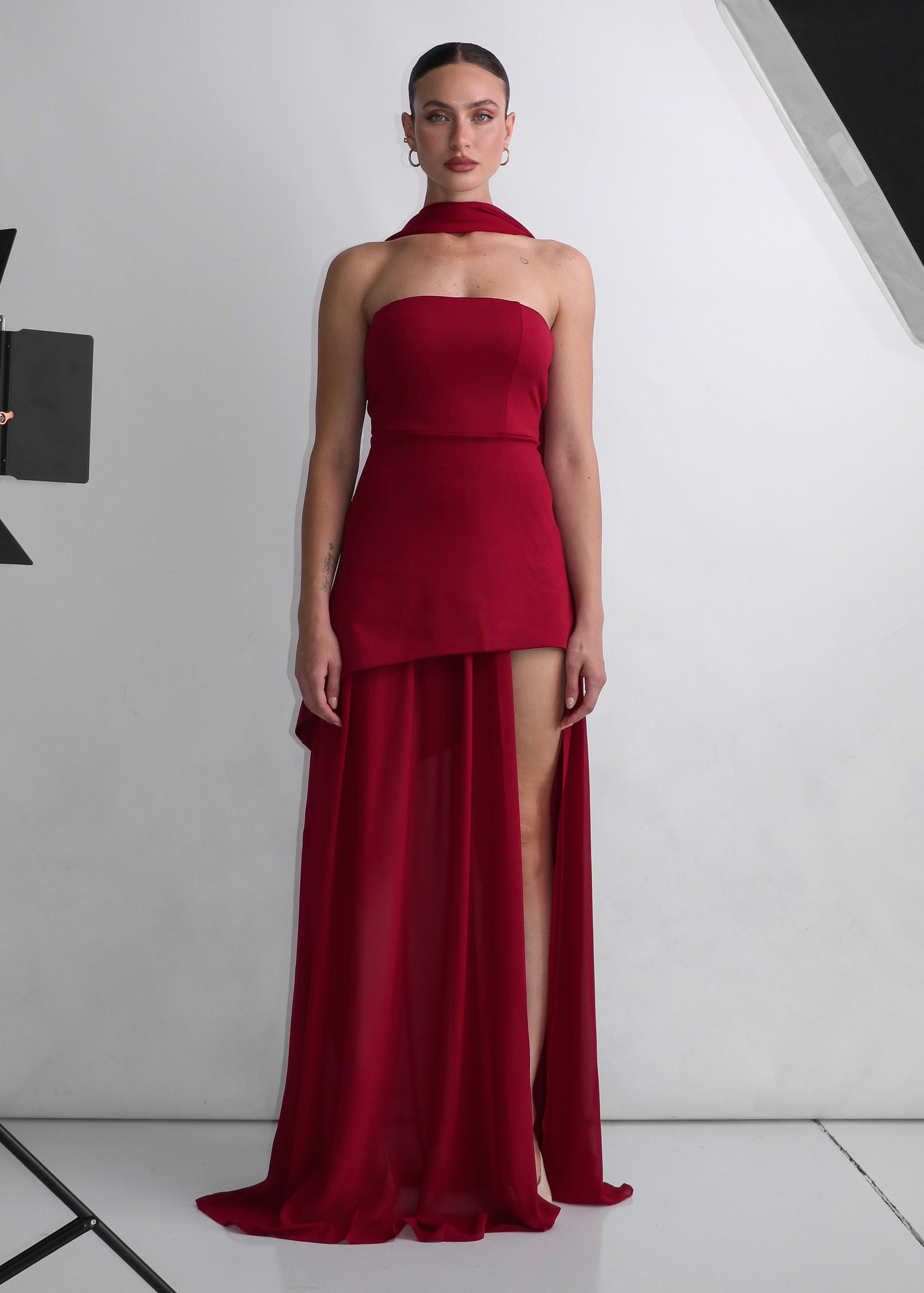 KIKI - vestito burgundy elegante con gonna in tulle e spacco profondo con stola