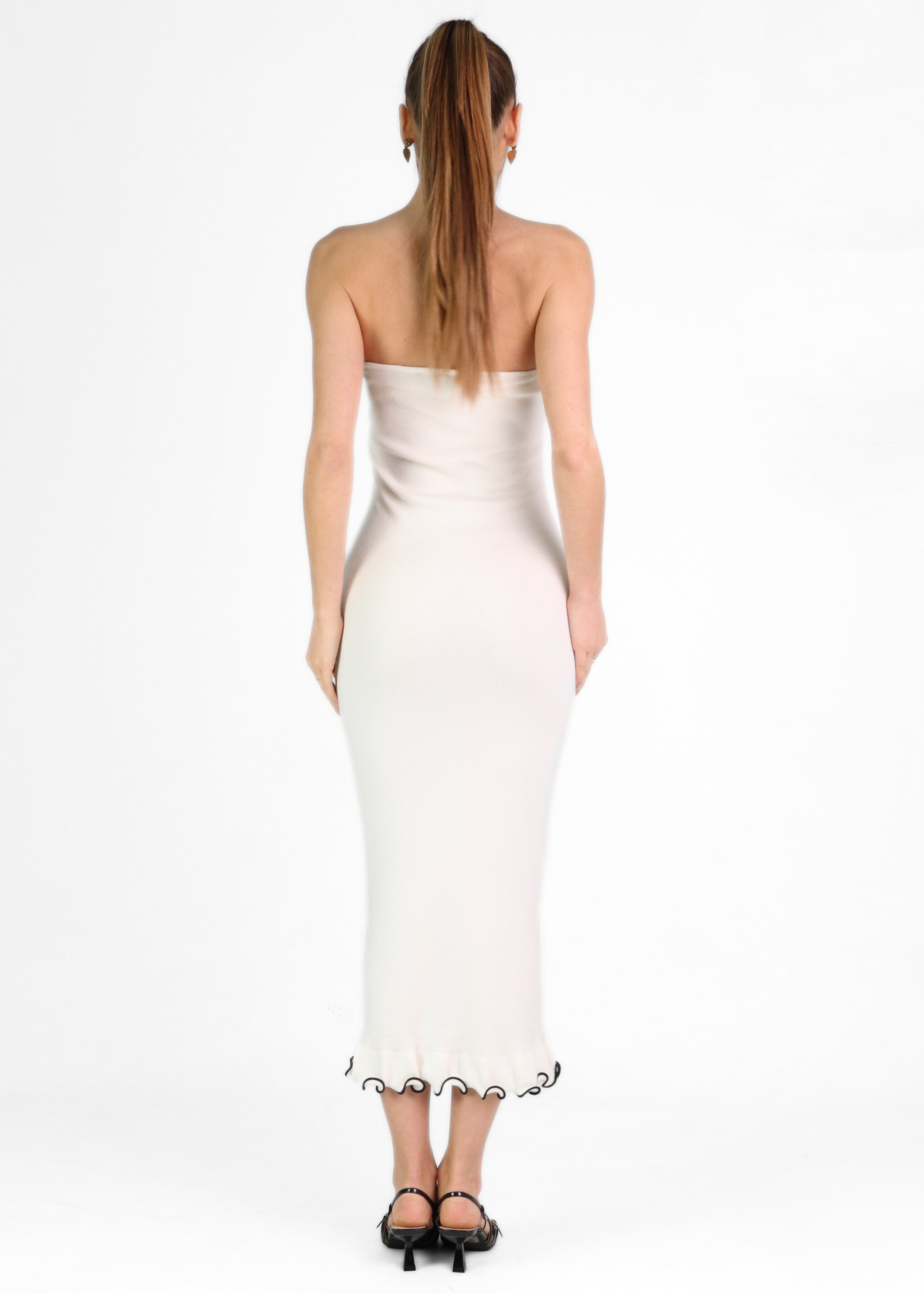 LYNN - vestito midi bianco in maglia con volant in contrasto sul fondo